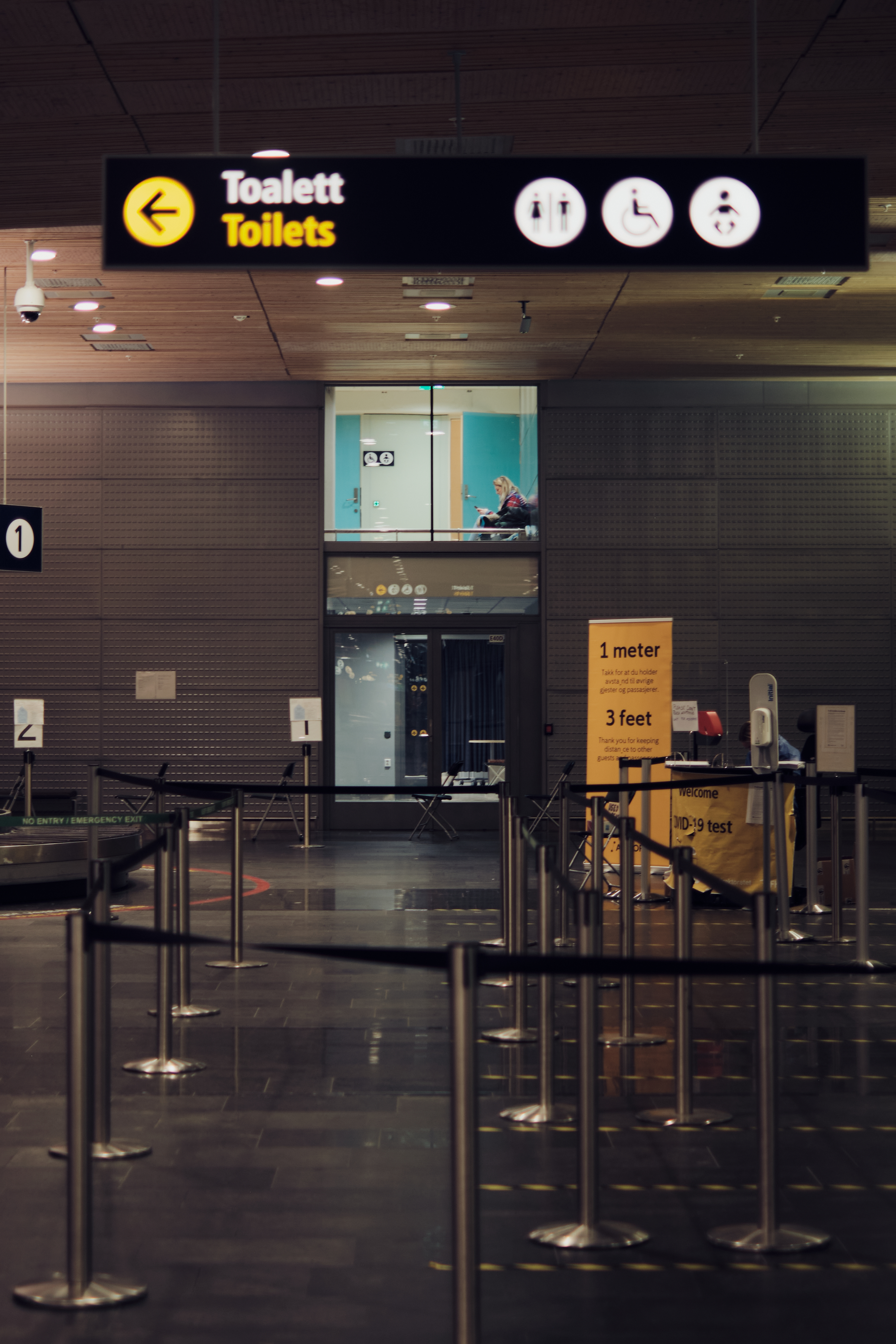 Gult er kult: Over store deler av flyplassen henger det gule bannere med oppfordring om å bruke munnbind, holde avstand, og teste seg i kjelleren.