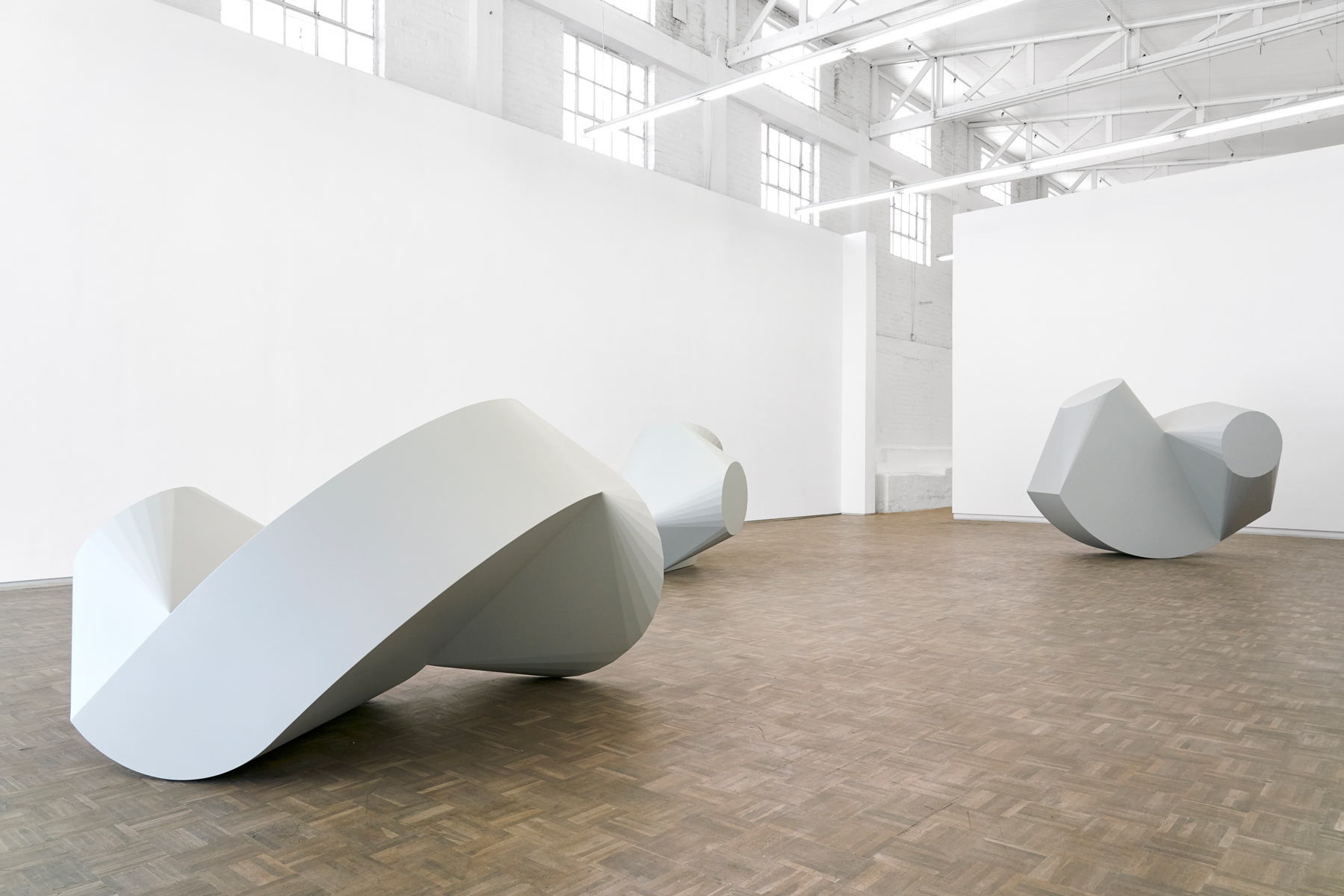 Kyle Morland, variations on a lofted bend (2021) | Installation view, blank projects