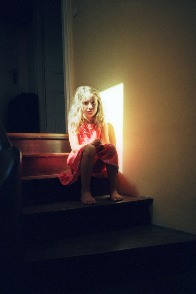 Printemps 2017. Je me rappelle de mon enfance, de ces nuits où je n'arrivais pas à me rendormir. Je descendais et m’asseyais sur une marche de cet escalier attendant qu'un de mes parents se réveille. Elle est là sur cette marche, il fait jour maintenant.