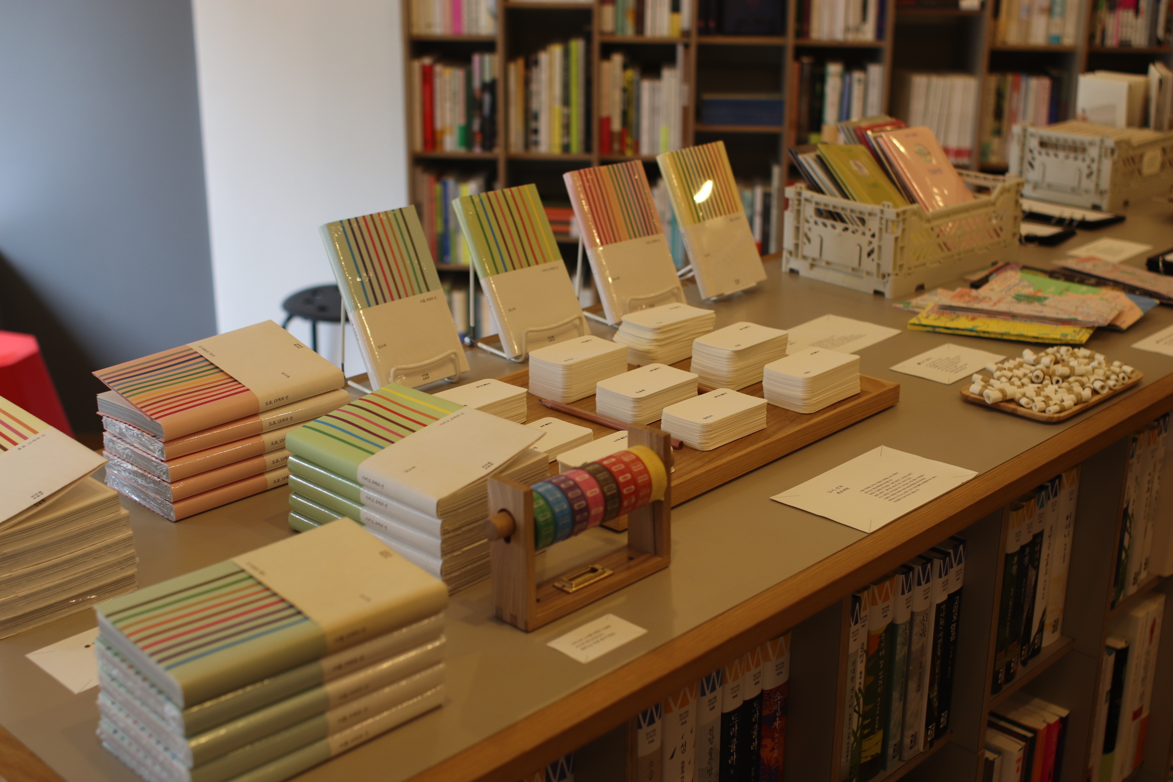 제로퍼제로 레일웨이 시티맵이 없었다면 큰일이었을 내부 테이블 (📸 THANKSBOOKS)