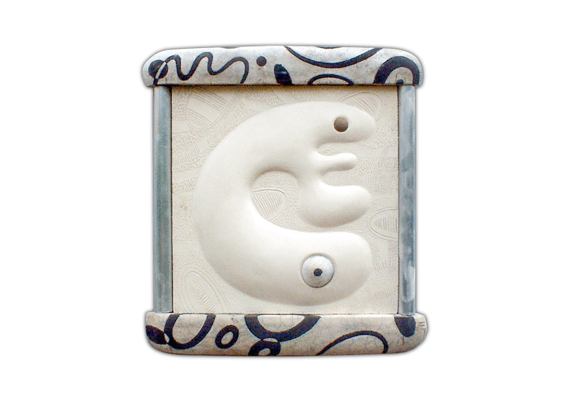 Il creativo (Refrattario bianco, ceramica raku, alluminio, cm 31x32x3, 2005)