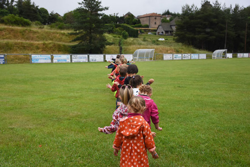 Sur la ligne de Phacélie avec les enfants du village, 2021
crédit photo : Julie Navarro