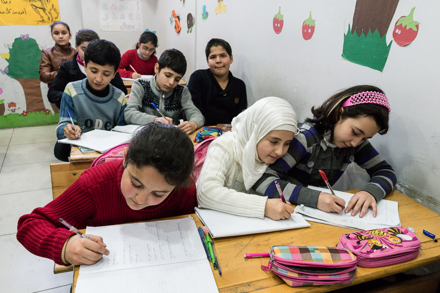 Istanbul, quartier de BAyramtepe. Cette &eacute;cole priv&eacute;e accueille les enfants de r&eacute;fugi&eacute;s dans le quartier de Bayramtepe. Dans cete &eacute;cole, ils apprennent l'arabe, le turc, les maths... Elle est financ&eacute;e par des membres de la communaut&eacute; kurde du quartier.