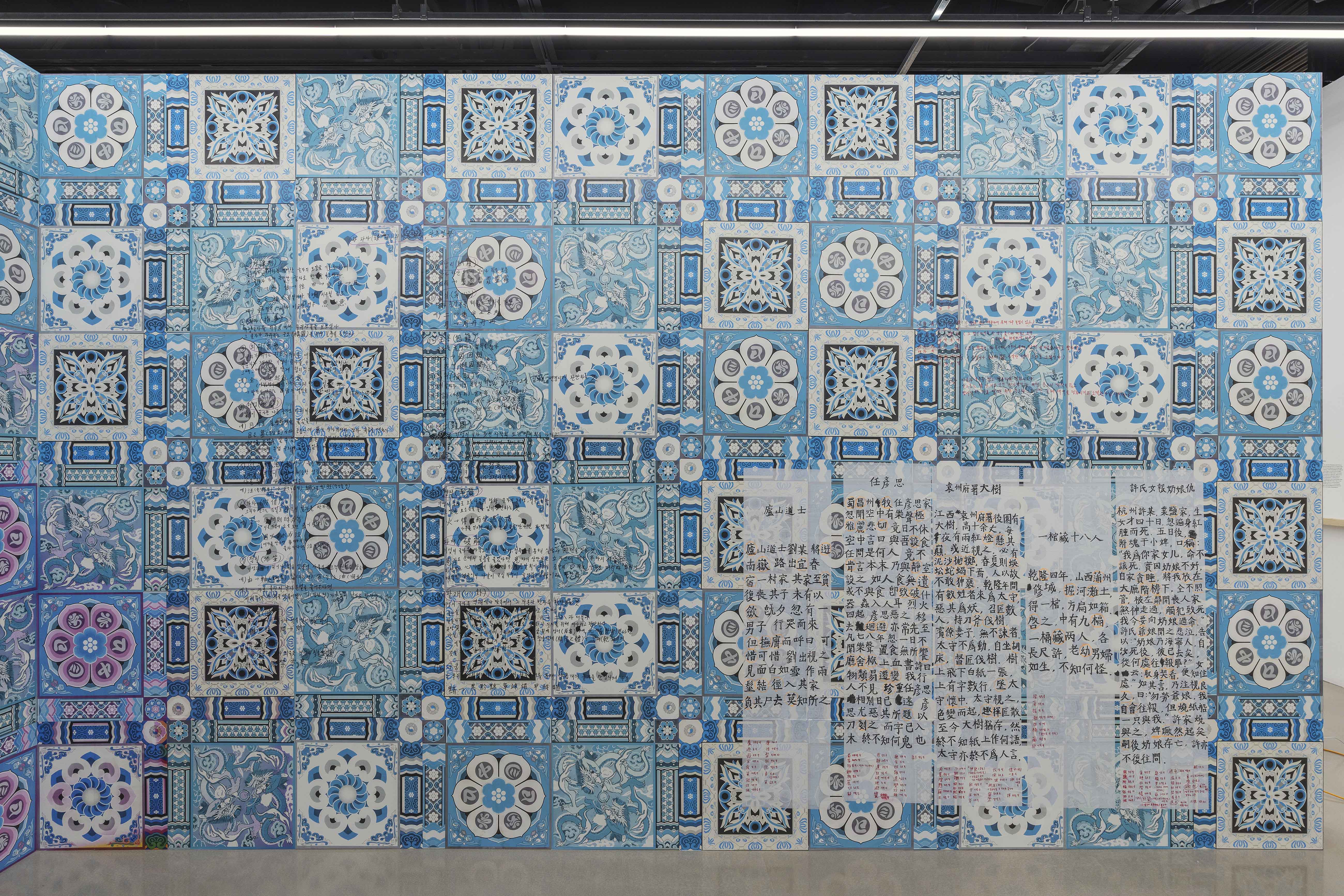 장엄연습/ 2023 / 인쇄된 단청지, 순지, 유성잉크, 액자, 294x1323cm (사진제공: 아르코미술관)