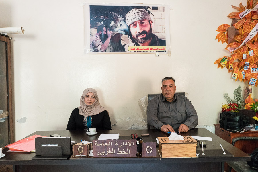 Manbidj, Syrie du Nord, avril 2018. Fatma (arabe) et Hassan (kurde) sont co-pr&eacute;sidents d'une r&eacute;union de communes de Manbidj-ouest. Durant la discussion, la jeune femme n'h&eacute;site pas &agrave; s'affirmer face &agrave; son volubile a&icirc;n&eacute;.