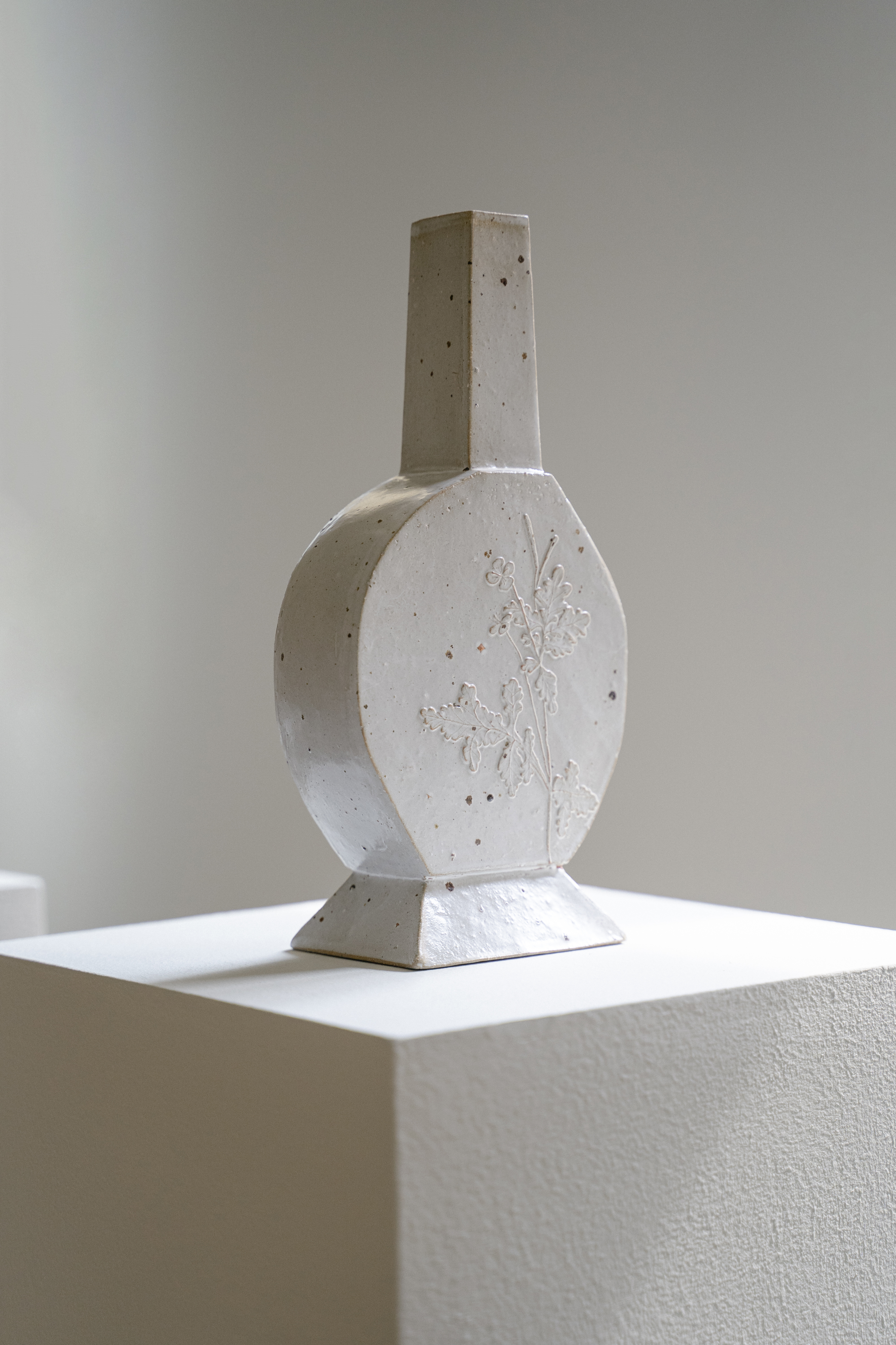 White Flat Vase Series2023