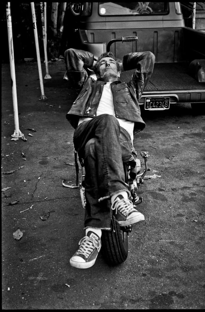 Portrait von Rudy Verwey liegend auf einem Harley-Havidson Chopper. Analoge Aufnahme fotografiert mit Leica M6 auf Kodak schwarz-weiss.