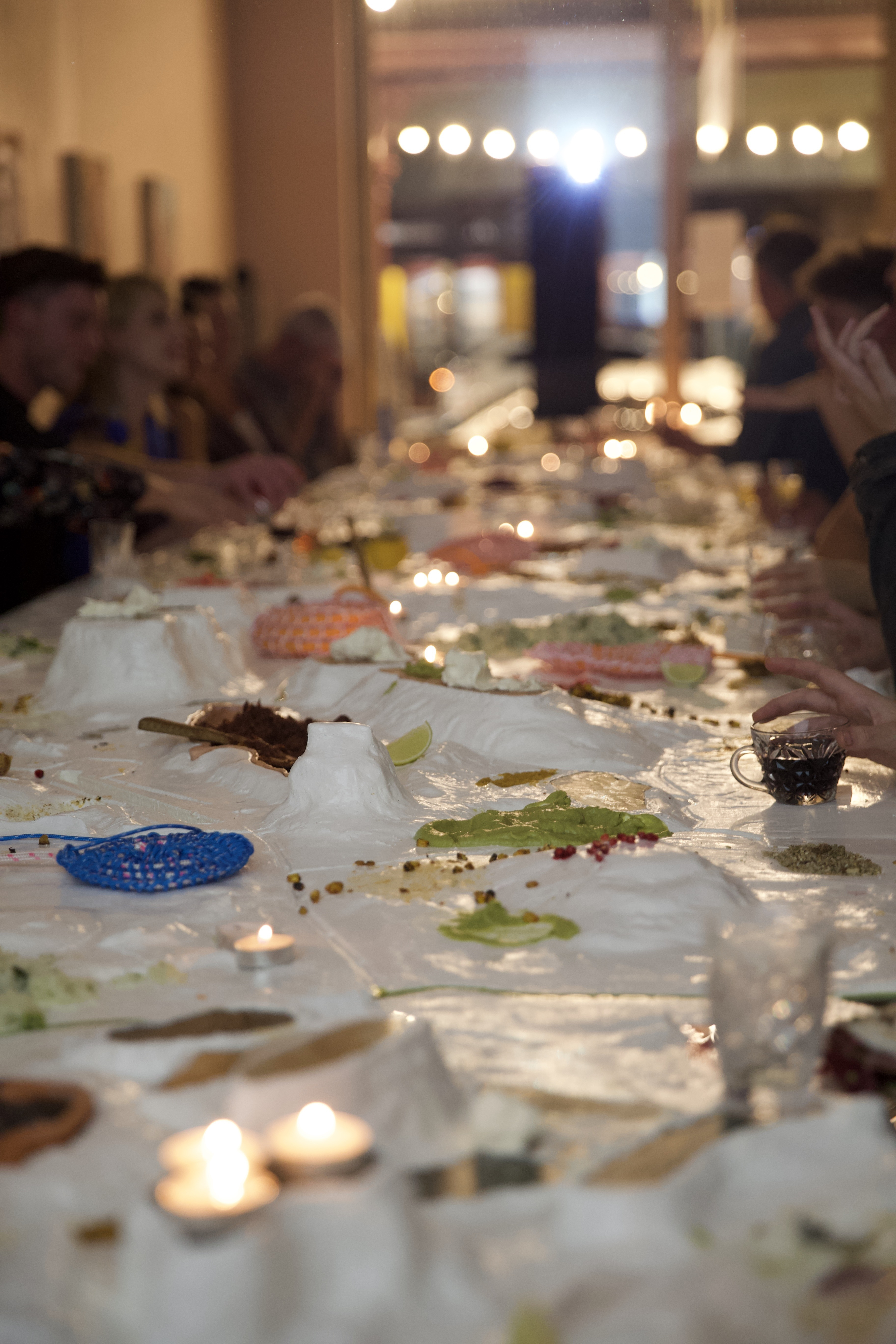 The food is served directly into the pools and pits of the Tableterrain.