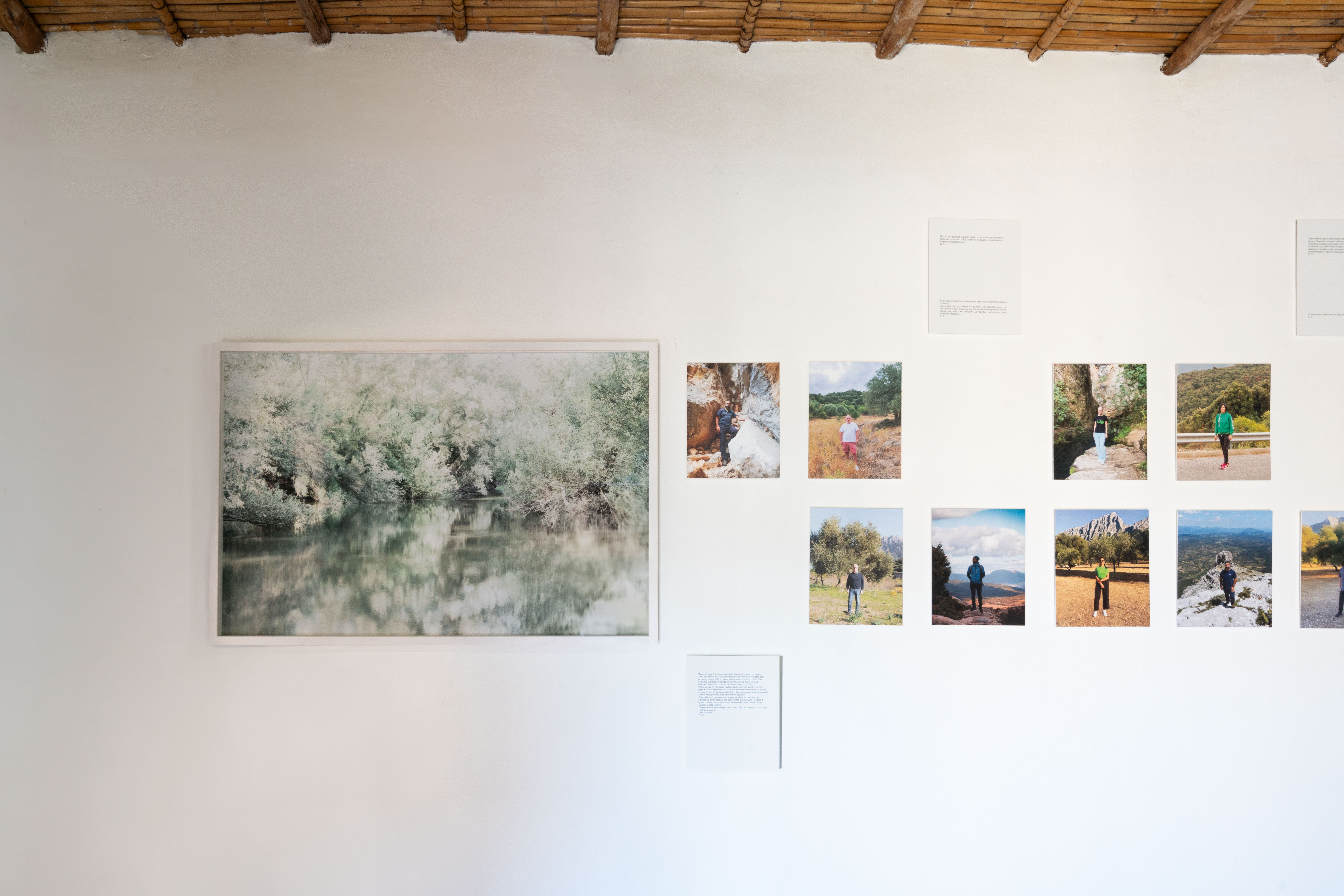 La mostra "Inohe so'. Qui mi riconosco tra casa e terra" presenta i primi risultati di un'indagine partecipata, costruita insieme ai cittadini di Oliena. Attraverso fotografie che li ritraggono in piedi, immersi nei luoghi in cui si riconoscono, che sentono di abitare e a cui sentono di appartenere, la comunità restituisce un ritratto intimo e collettivo del proprio territorio. Le immagini sono accompagnate da narrazioni, anch'esse curate dagli abitanti, che arricchiscono e ampliano il racconto.