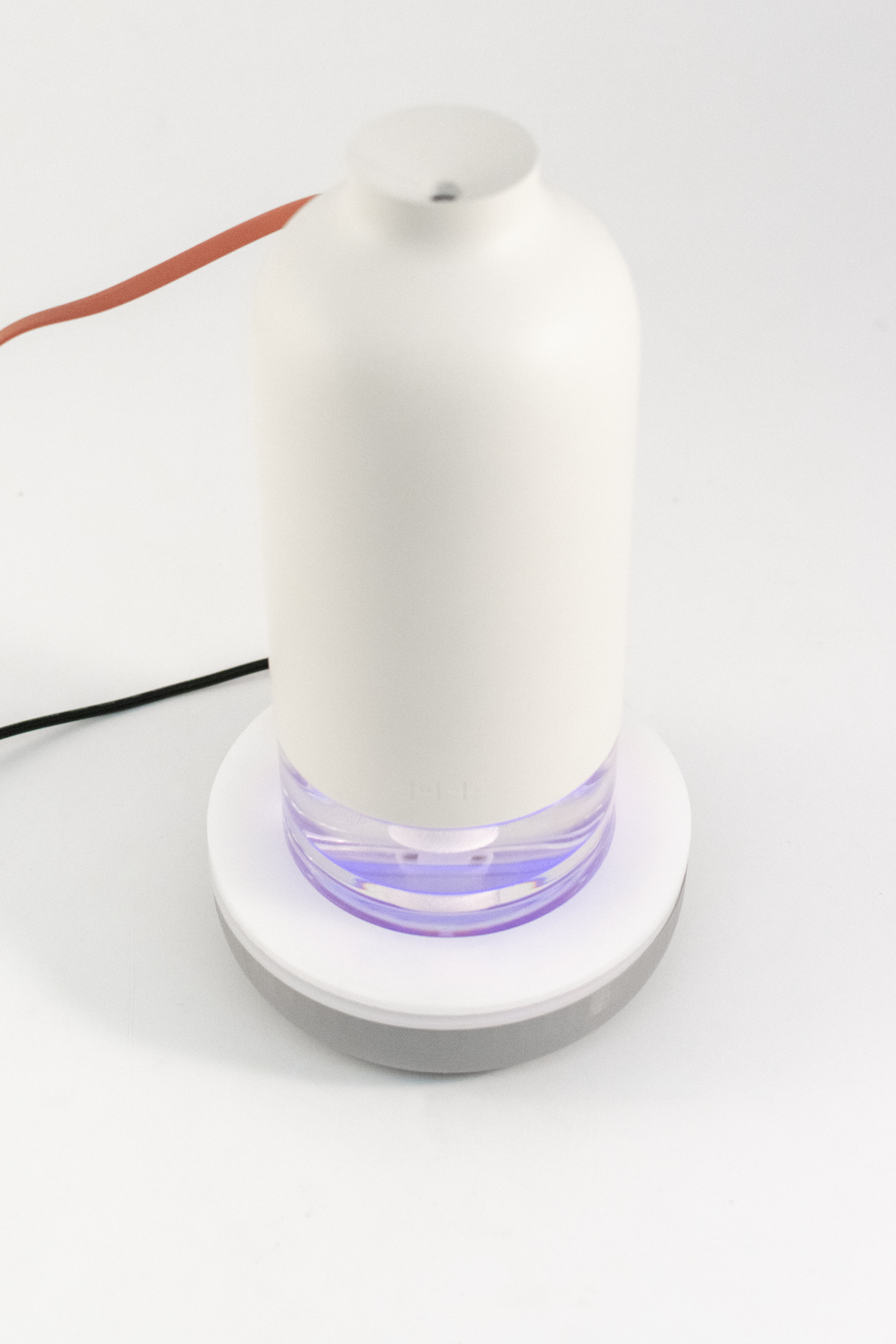 LED illumination is visible through the humidifier.