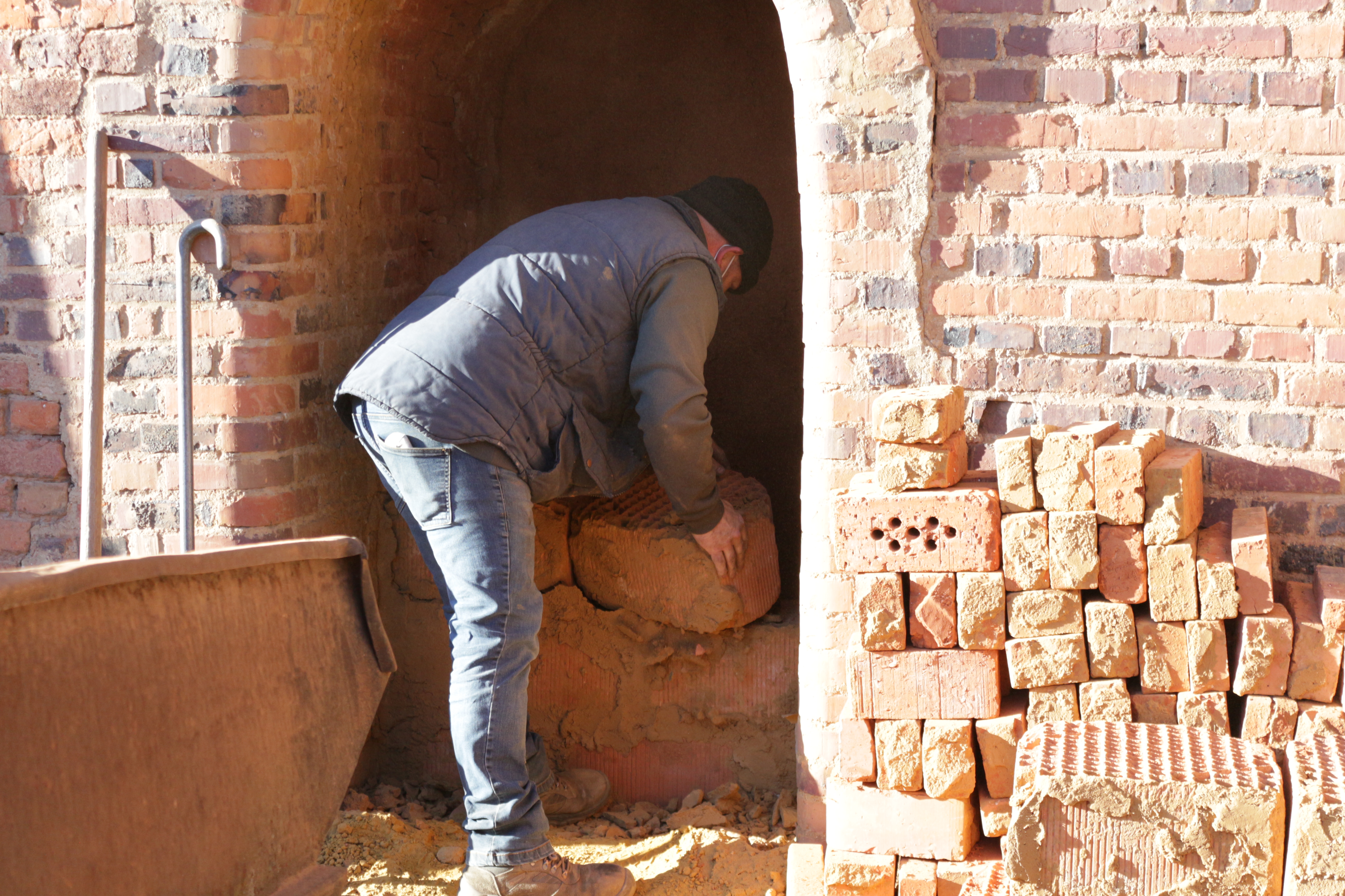 The kiln entrance door was sealed with blocks and sand, and is open are the fire has moved further in the gallery