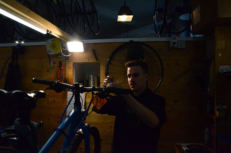 Die Bremse muss neu angezogen werden.