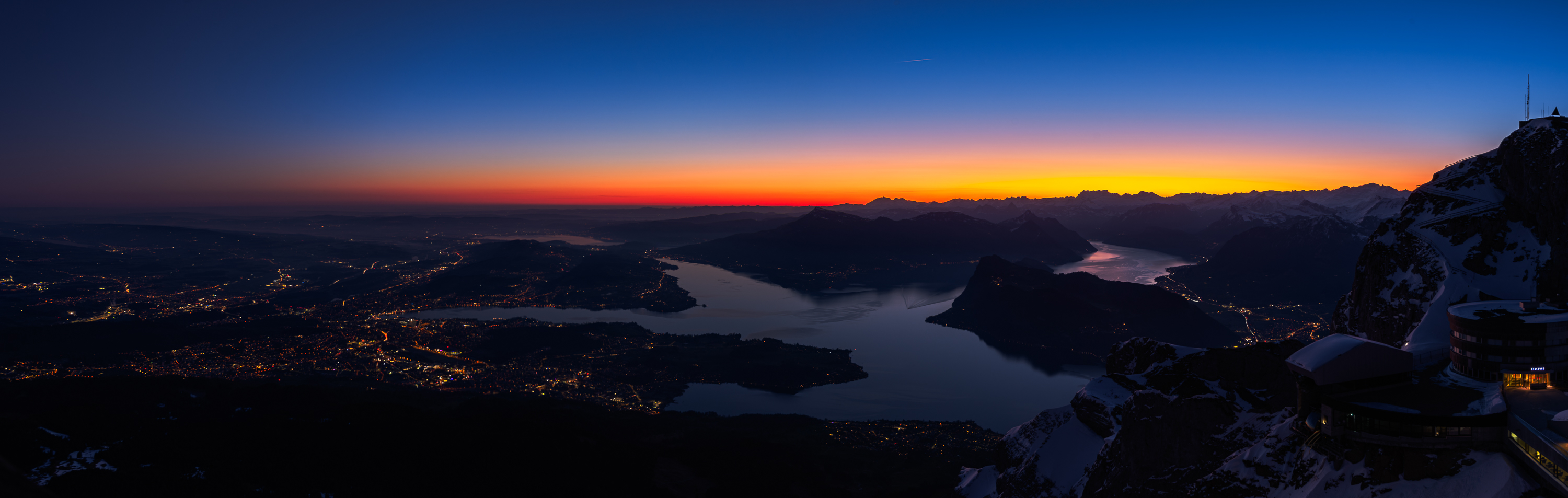Vue du lac des quatre cantons. Levé de soleil.
