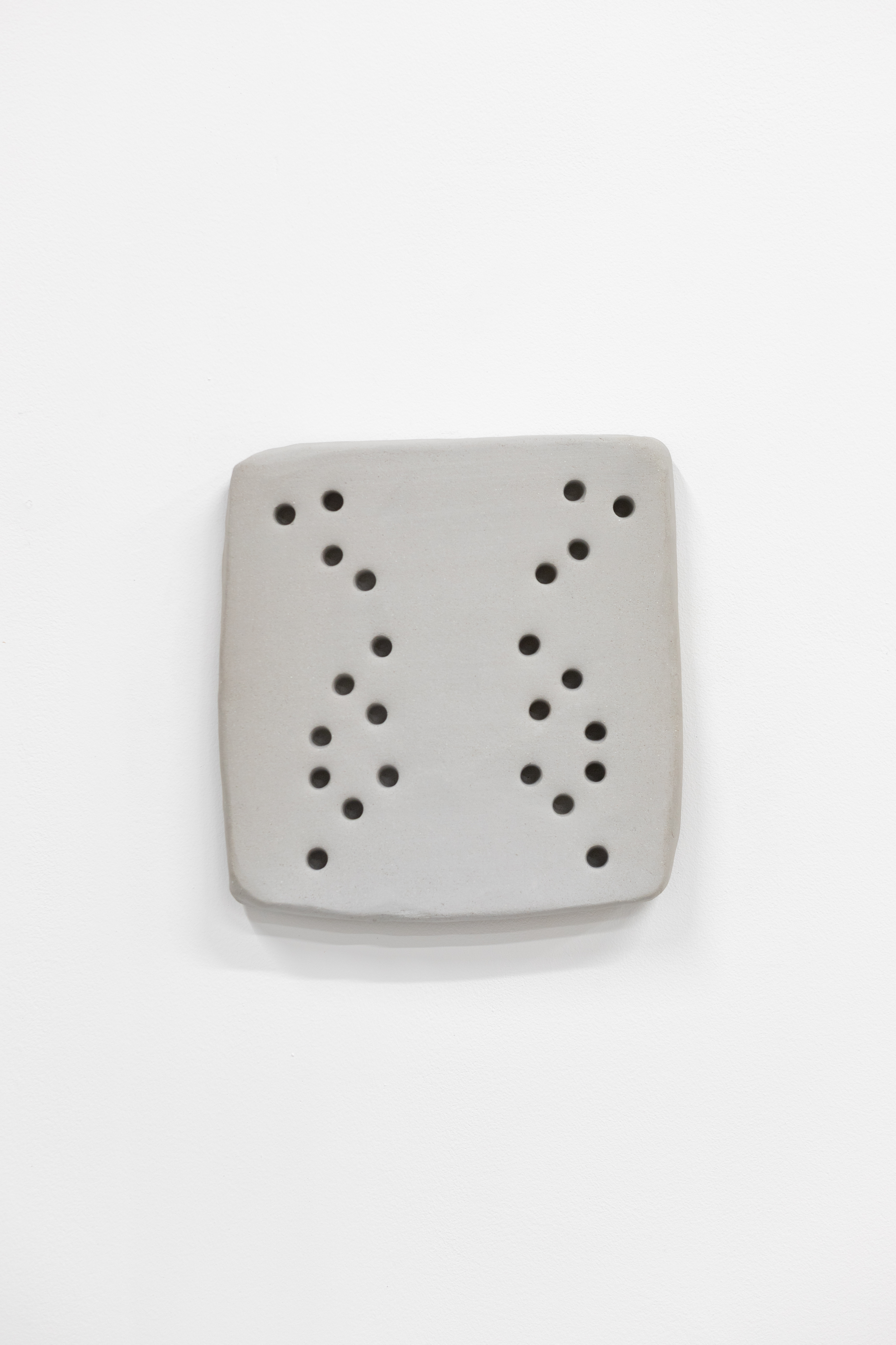 Trou, plaque, ligne 24, grès, 23,9 x 22,9 x 2,9 cm, 2025