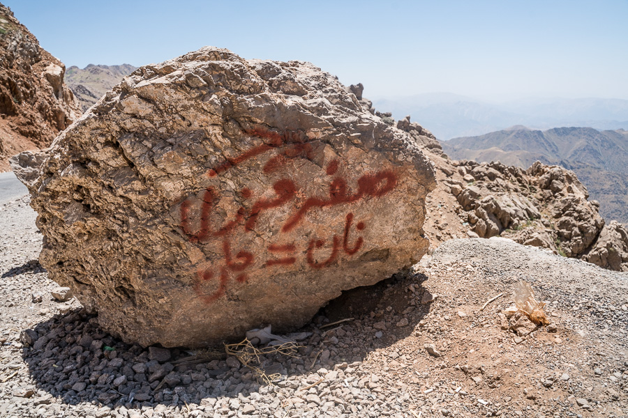 R&eacute;gion de Hewraman, Kurdistan e rojhelat (Iran), &eacute;t&eacute; 2019.  Pain=vie. Des kolbars ont probablement &eacute;crit ce graffiti, signifiant par l&agrave; qu'ils risquent leur vie pour gagner leur pain.