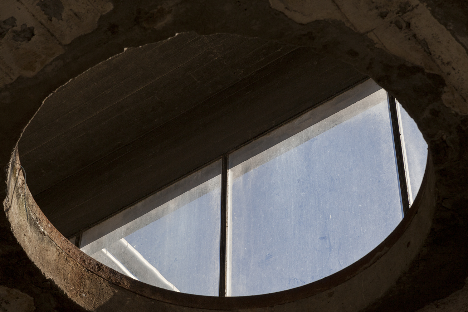 carina martins, vertical ascent - janela redonda numa fabrica abandonada