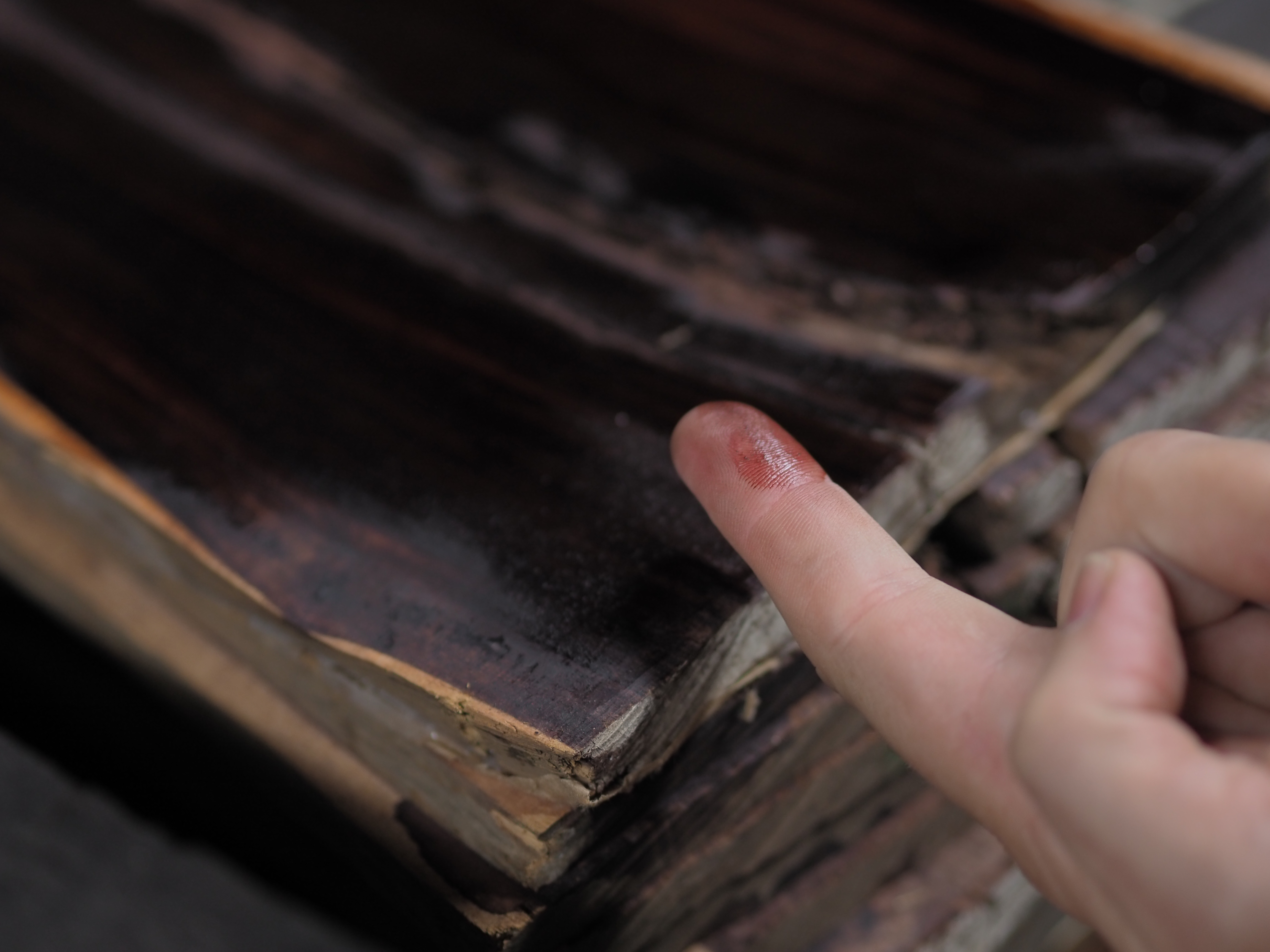 Humidifiés, certains bois comme l'ébène contenant beaucoup de tanin déteignent au toucher