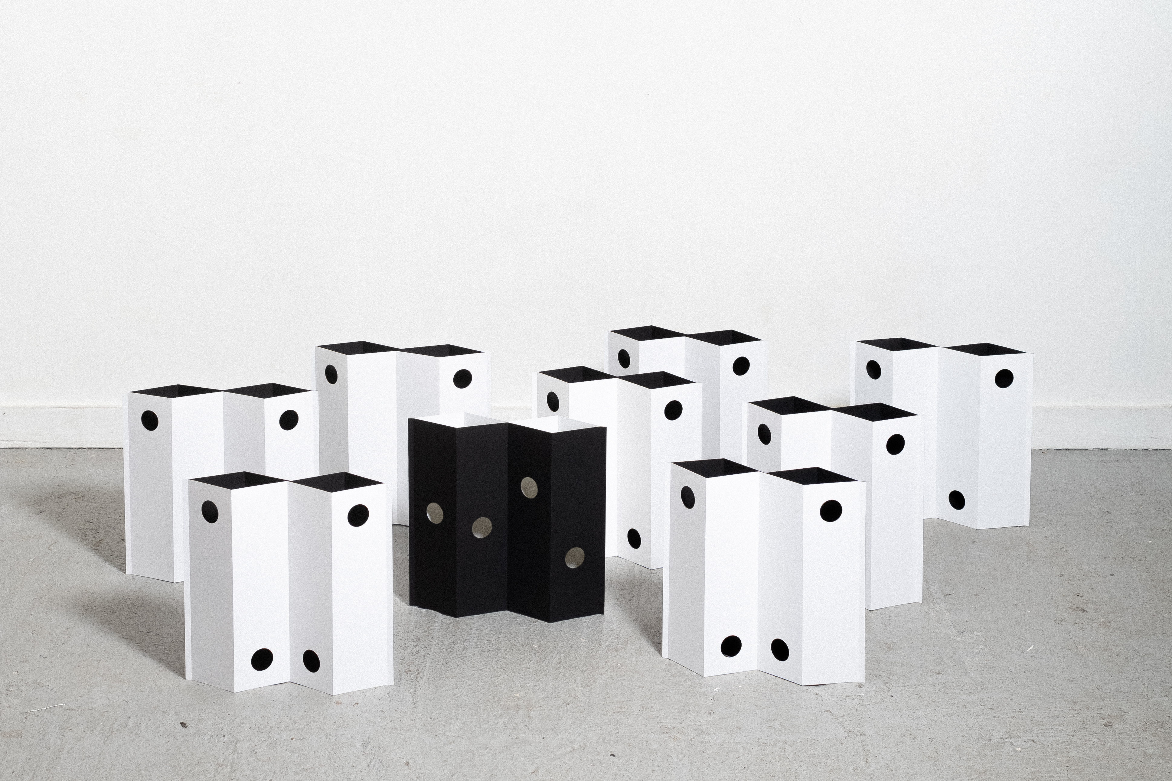 4 holes danse (x9), paper, 2022