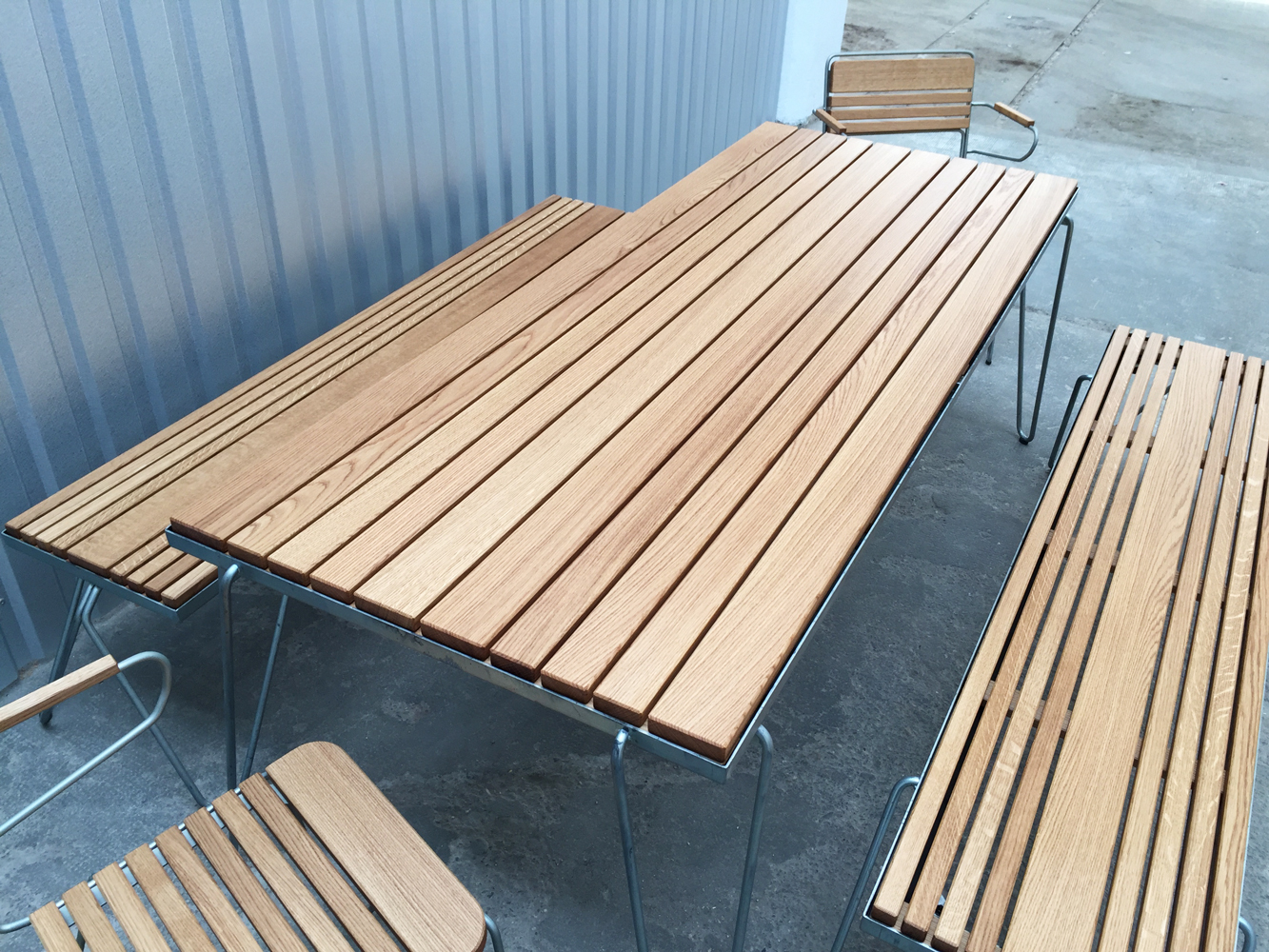 Neubelegung von Außen-Sitzgruppe, Eichenholz.