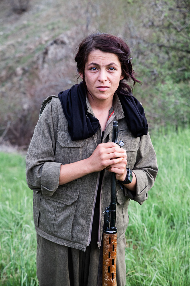 Qandil, kurdistan Les guerilleros viennent de toutes origines, mais tous adh&egrave;rent aux valeurs du PKK. On trouve aussi bien d'anciens &eacute;tudiants que des jeunes &eacute;chappant &agrave;lajustice dans leur pays d'origine. A leur entr&eacute;e dans la guerilla, ils prennent un nom de guerre. L'entr&eacute;e des femmes dans la guerilla ne s'est pas fait sans difficult&eacute;, dans une soci&eacute;t&eacute; kurde tr&egrave;s patriarcale. Le PKK a du se montrer intransigeant quant aux relations hommes / femmes pour &ecirc;tre cr&eacute;dible. On doit la cr&eacute;ation des forces f&eacute;minines &agrave; Sakine Cansiz.