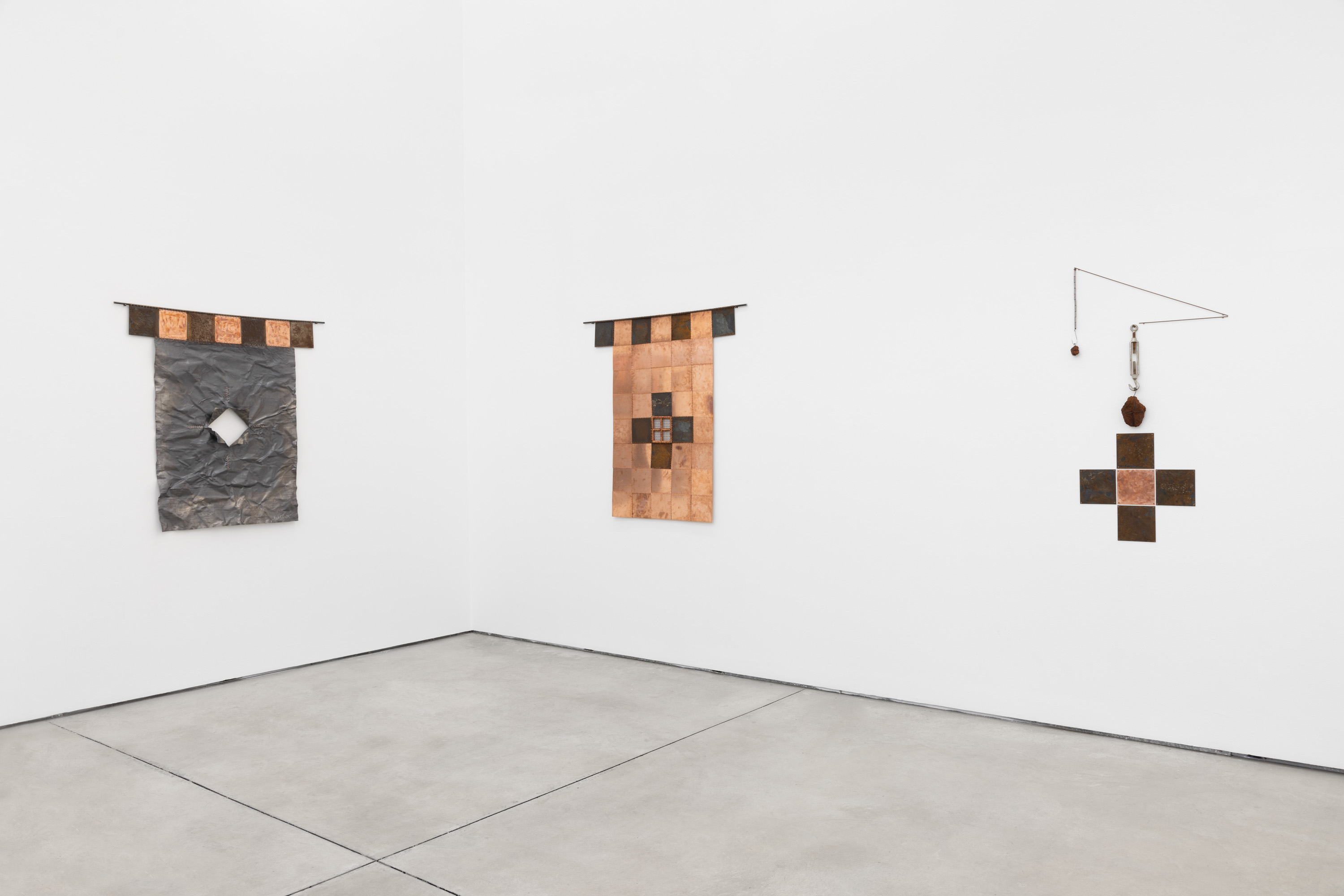 EQUAÇÃO PARA CRIAR UM CORPO QUE INFLAMAvista da exposição ‘Viver e morrer pela boca’. Galeria Bruno Múrias, Lisboa, Portugal, 2023  