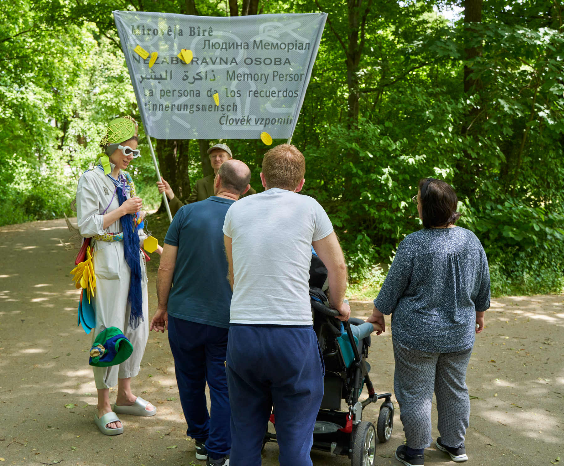 City Walk. Performer: Franziska Windolf. Weißenseepark Giesing, Munich. Image: Milena Wojhan.