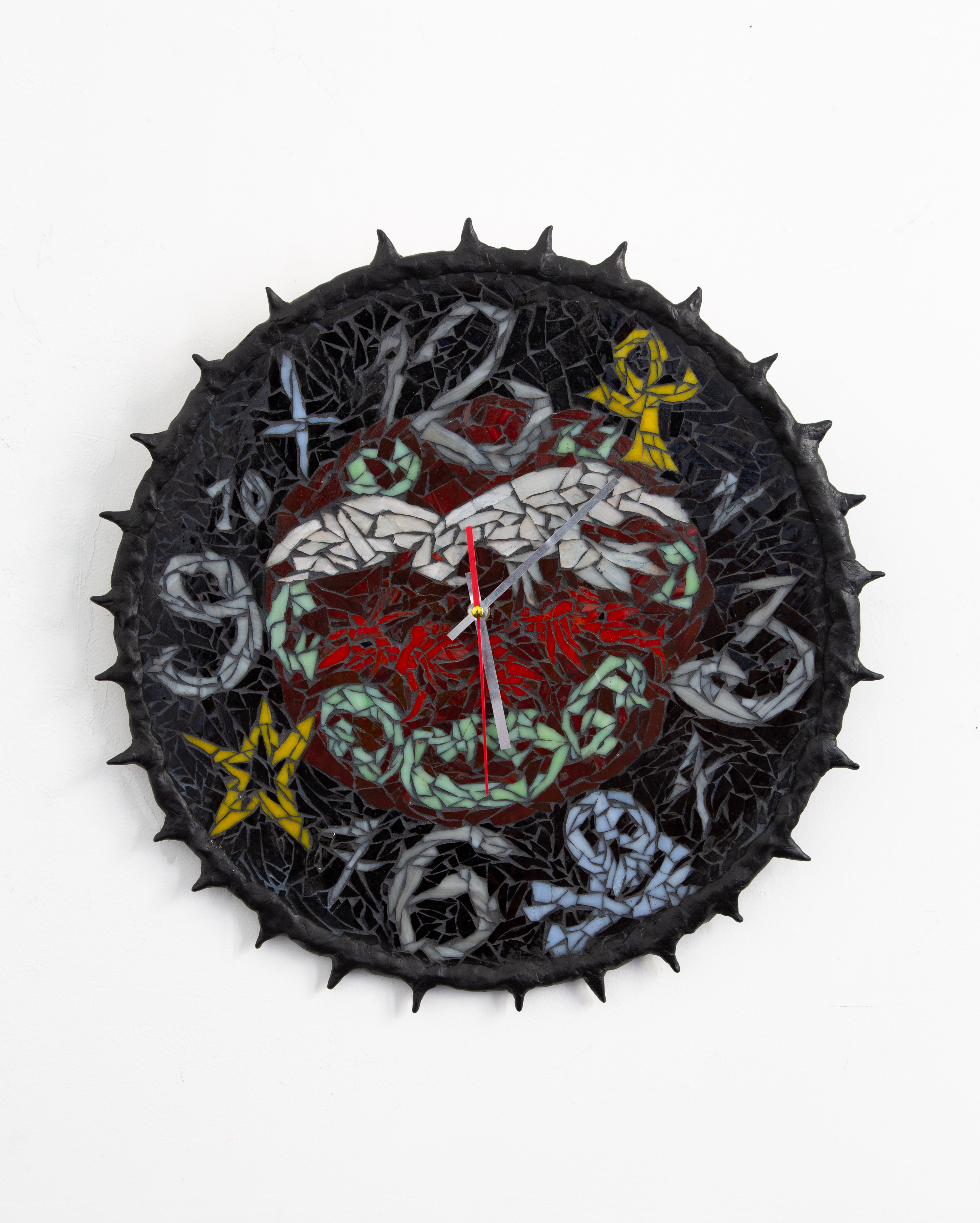  Jacquie Meng Bird Skull Clock 2024 Glass, sculpting resin 55 cm D, Image Remy Faint