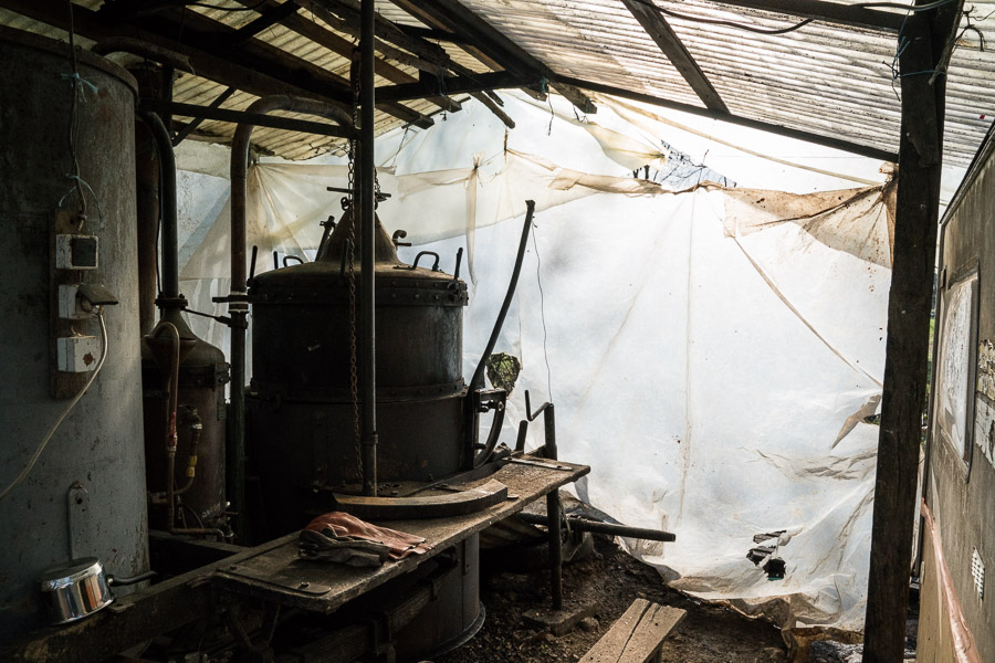 Apr&egrave;s avoir accompagn&eacute; son p&egrave;re pendant 15-20 ans, Mr Paul a repris son activit&eacute; de bouilleur. L'alambic a &eacute;t&eacute; achet&eacute; par celui-ci &agrave; la fin des ann&eacute;es 50, &agrave; un riche exploitant qui s'&eacute;tait piqu&eacute; de distiller avant d'abandonner l'id&eacute;e.