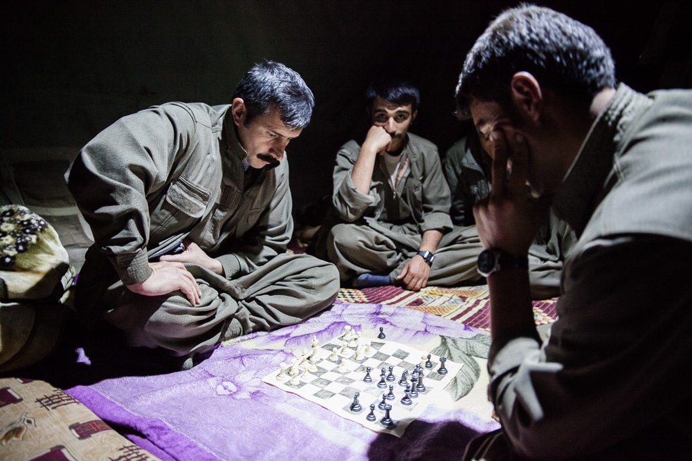 Qandil, kurdistan. Les &eacute;checs sont le jeu favori au sein de la guerilla. Les joueurs les meilleurs acqui&egrave;rent une r&eacute;putation aussi importante que si ils avaient r&eacute;alis&eacute; des exploits militaires, et des d&eacute;fis sont lanc&eacute;s d'unit&eacute;s &agrave; unit&eacute;s.