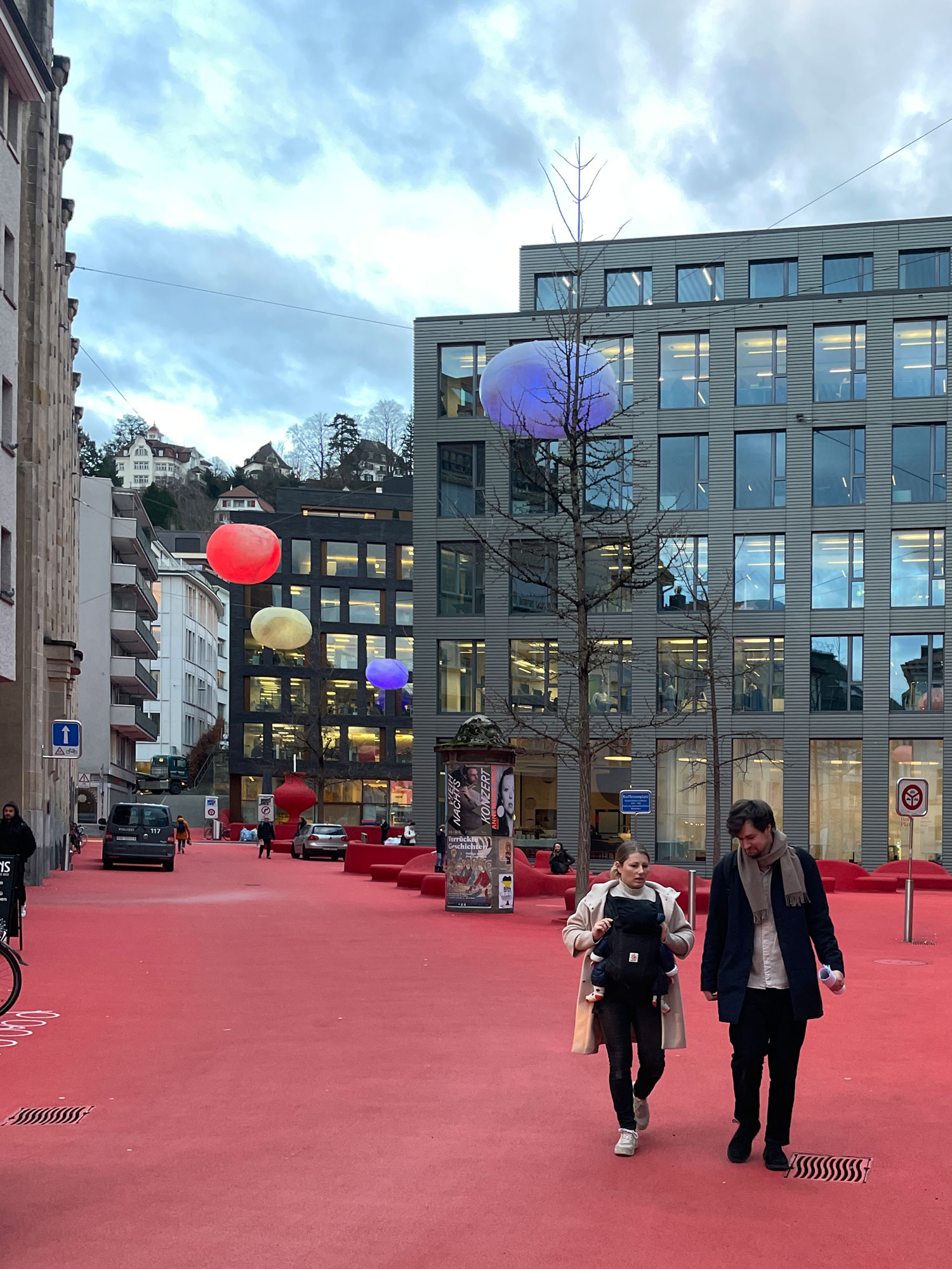 19.12.24 - Danke an Eva und Patrick von Batiment für die Führung zum New Nailhouse und durch die Stadt. 