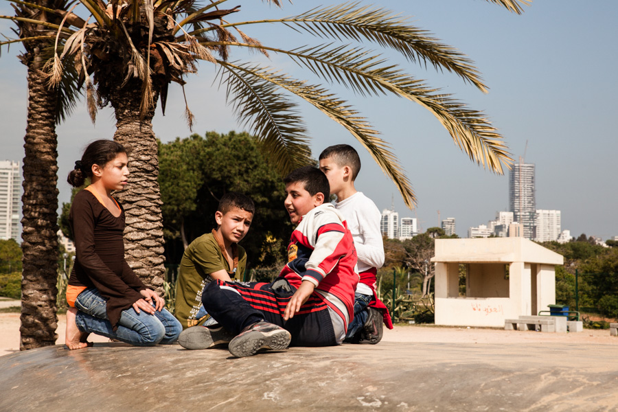  Shatila camp, beirut, lebanon De temps &agrave; autre, les associations emm&egrave;nent les enfants dans un parc &agrave; un quart d'heure du camp. Mais il est leur fortement d&eacute;conseill&eacute; d'aller plus loin dans la ville, et la partie du parc la plus agr&eacute;able leur est interdite.Les tours au loin sont dans un autre univers que le leur, proches mais inacessible.