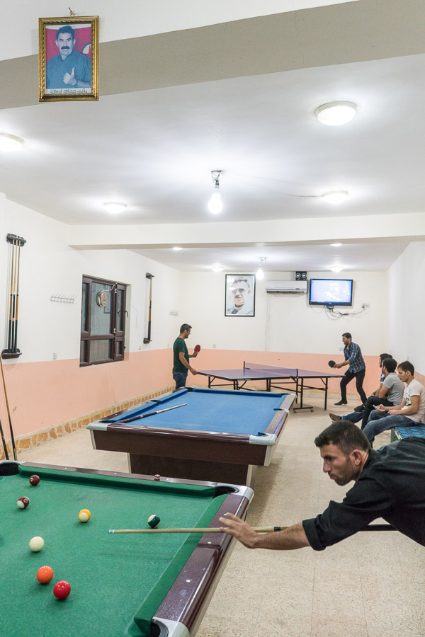 Camp de Maxmur, Irak. Le soir, les distractions sont rares : match de foot, parties de billard ou le parc.