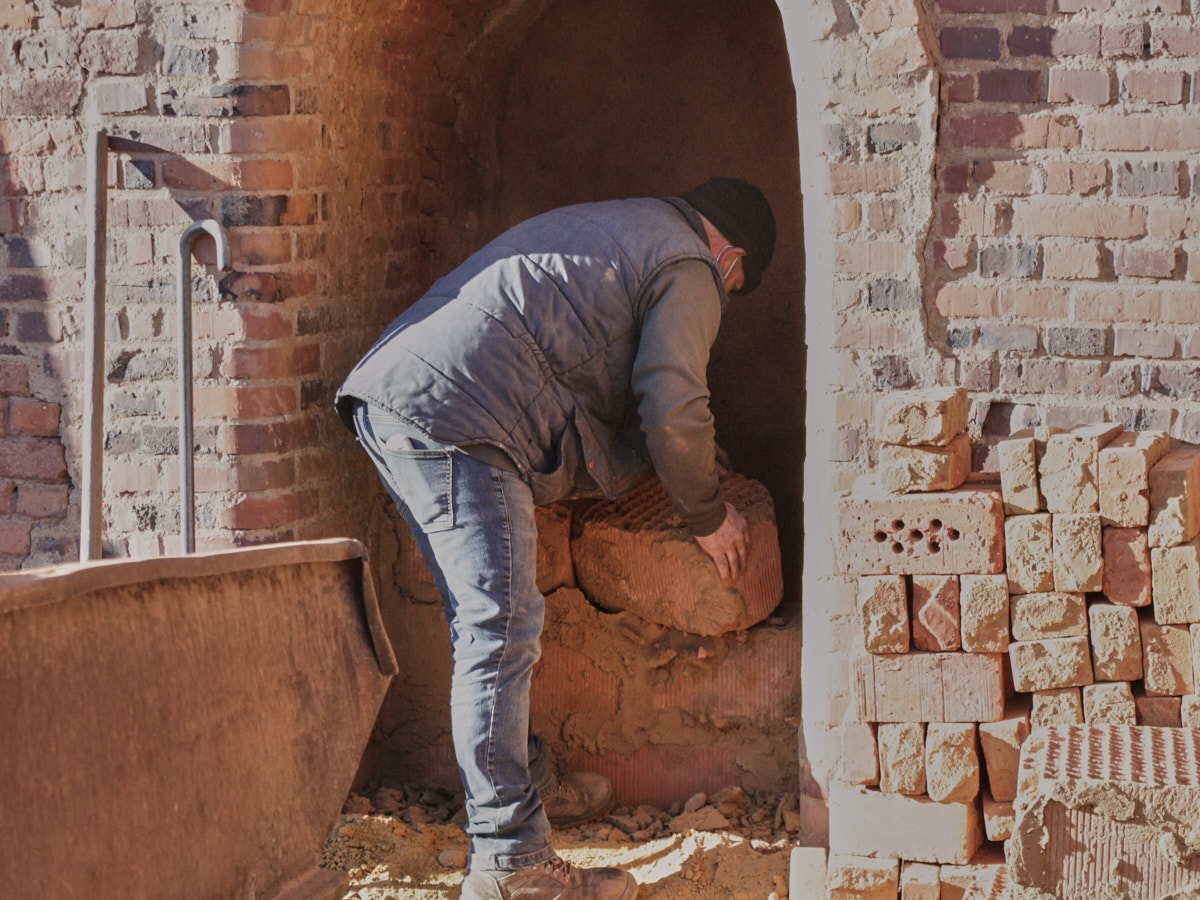 Les portes sont successivement scellées avec du mortier d'argile de de sable, et ouvertes, après la cuisson 