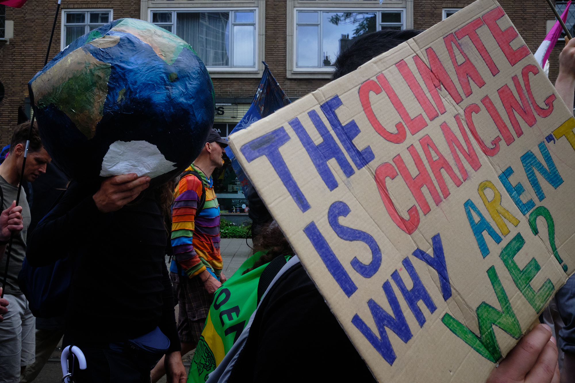Philippe-Sarfati-reportage-photography-photographer-street-documentary-photojournalism-photojournalist-xr-extinction-rebellion-rotterdam-netherlands-the-climate-is-changing-why-arent-we-deflated-earth-baloon