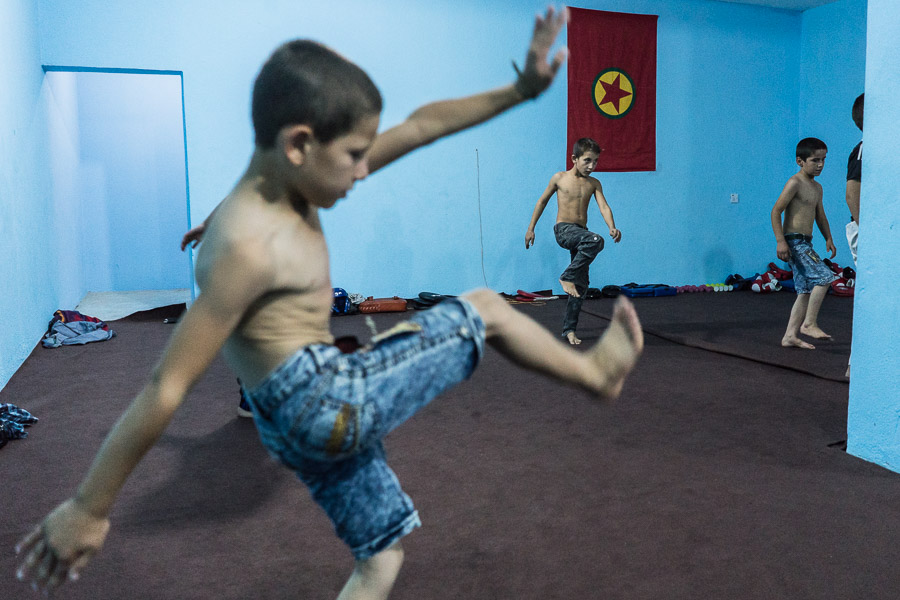 Camp de Maxmur, Irak. Arrivé depuis 6 mois, Agri a proposé au parlement du camp d'ouvrir une salle de kick-boxing. Il y a un cours pour les petits, un pour les grands et un pour les femmes. Dans le camp où les distractions sont rares, il ne peine pas à recruter. L'entraînement est dur et demande de la discipline.