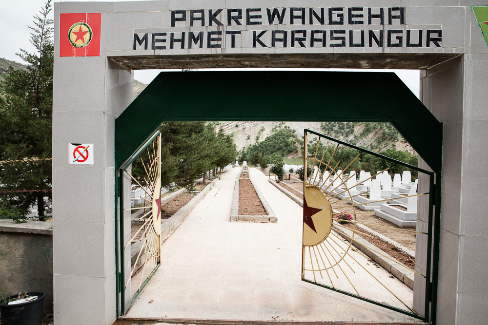 Qandil, kurdistan  Le cimeti&egrave;re porte le nom d'un des premiers commandants militaires du PK, ayant particip&eacute; &agrave; la cr&eacute;ation de "Qandil", Mehmet Karasungur.  Le cimeti&egrave;re de Qandil abrite les d&eacute;pouilles des martyrs du PKK. Il doit son existence &agrave; l'obstination d'un homme, Ahmet Ince, qui a tenu &agrave; leur offrir un lieu de m&eacute;moire.