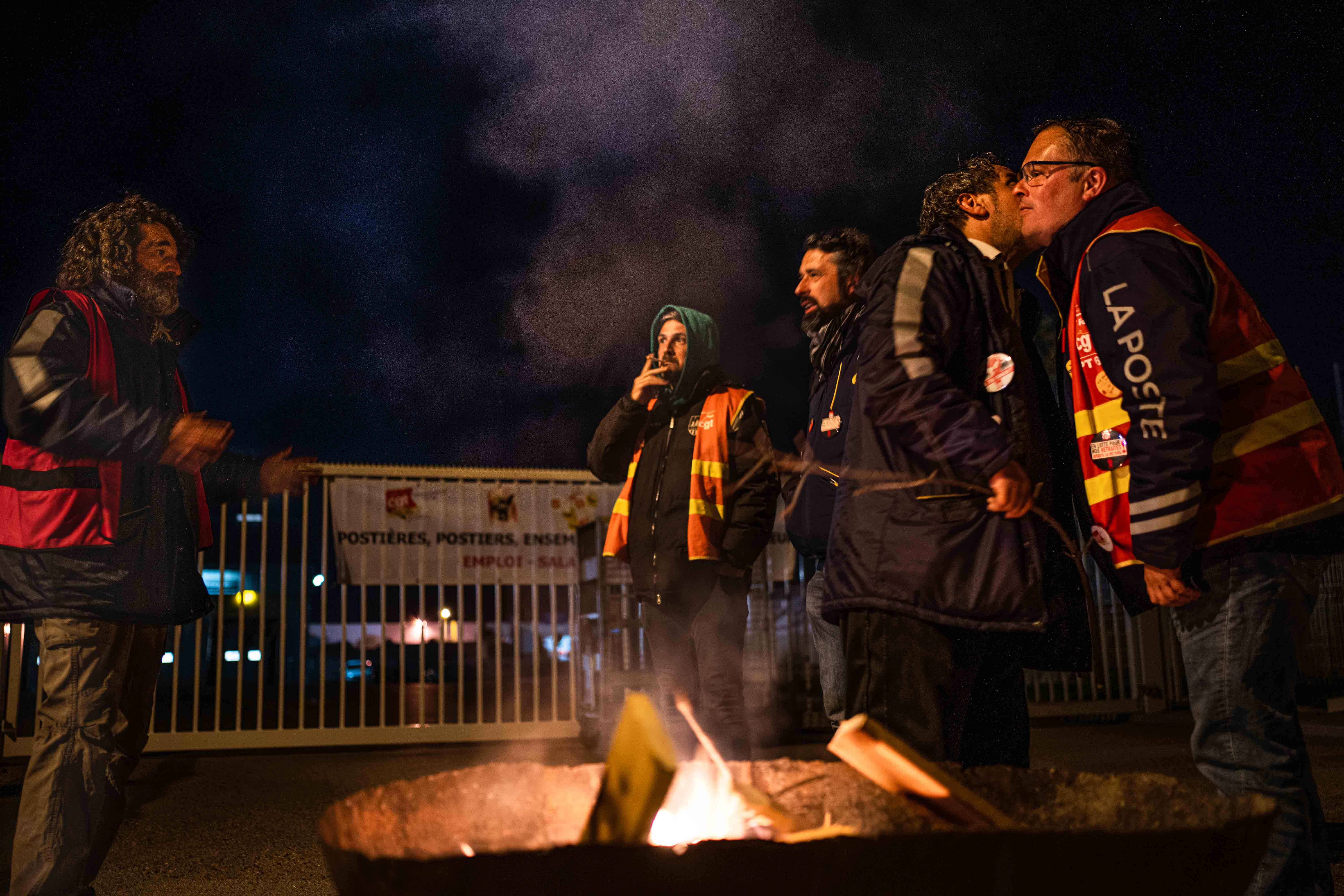 Le premier jour, ils arrivent au fur et &agrave; mesure, avec chacun quelques affaires, des tables et des chaises, des palettes et le barbecue pour s&rsquo;&eacute;clairer et se r&eacute;chauffer. En plein mouvement contre la r&eacute;forme des retraites, plusieurs blocages ont lieu en France. Quelques jours plus t&ocirc;t, &agrave; Port-la-Nouvelle, une action commen&ccedil;ait. A Saint-Charles, zone artisanale de la p&eacute;riph&eacute;rie de Perpignan o&ugrave; tous les fruits et l&eacute;gumes d&rsquo;Espagne sont achemin&eacute;s, plusieurs piquets se sont aussi install&eacute;s.