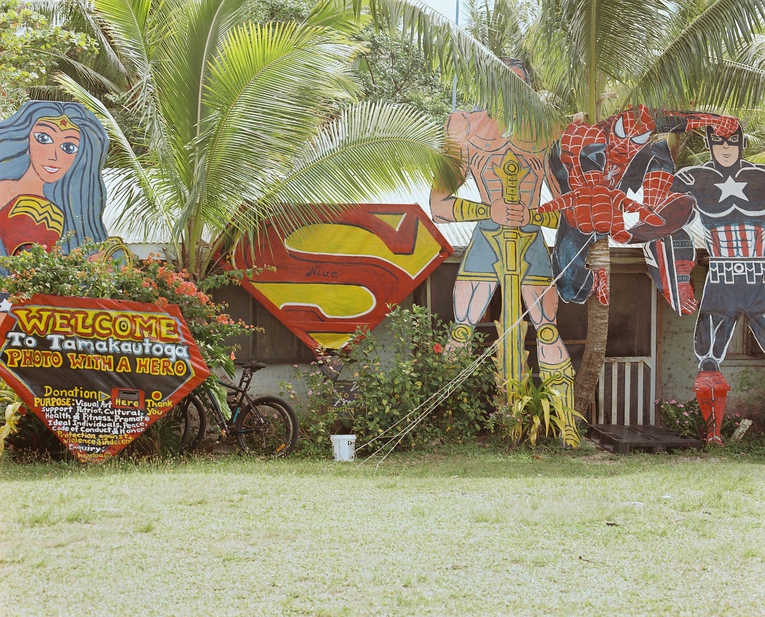  Tamakautoga Photo with a Hero, 2018 (Niue)