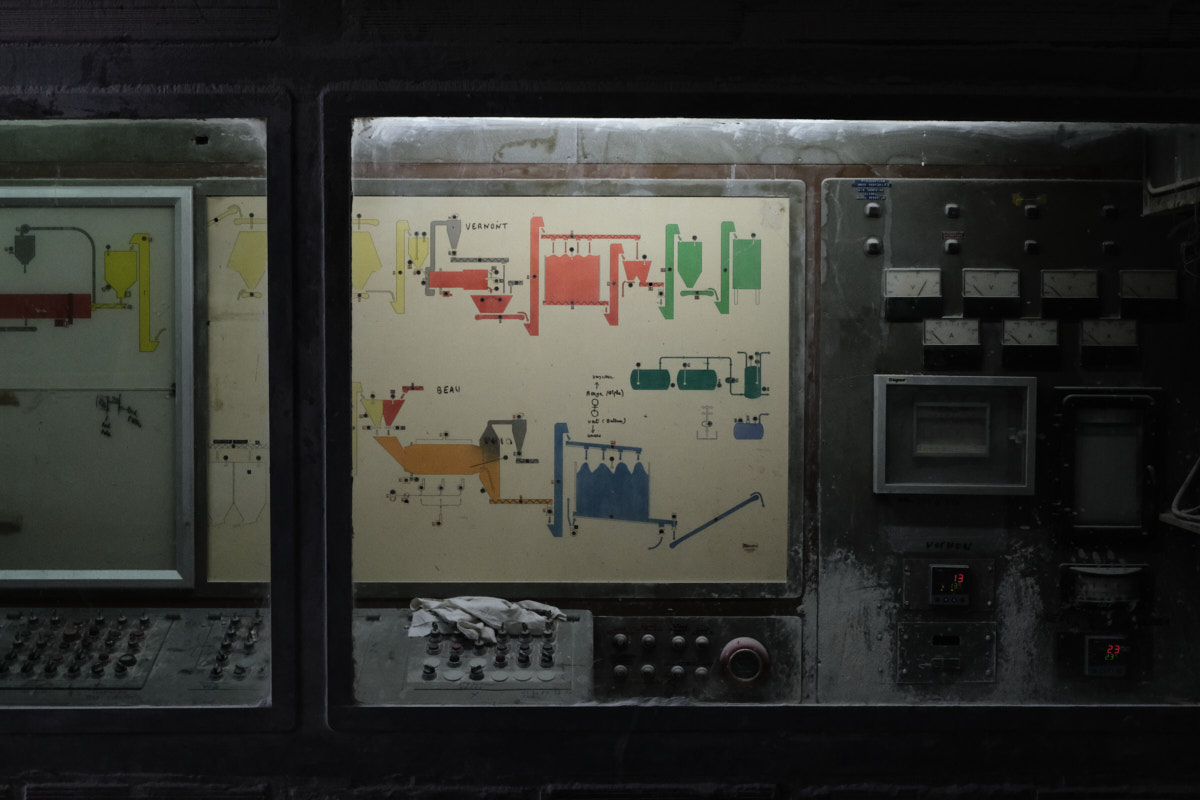 La salle de contrôle permet en vue d'ensemble de la chaîne de production. 