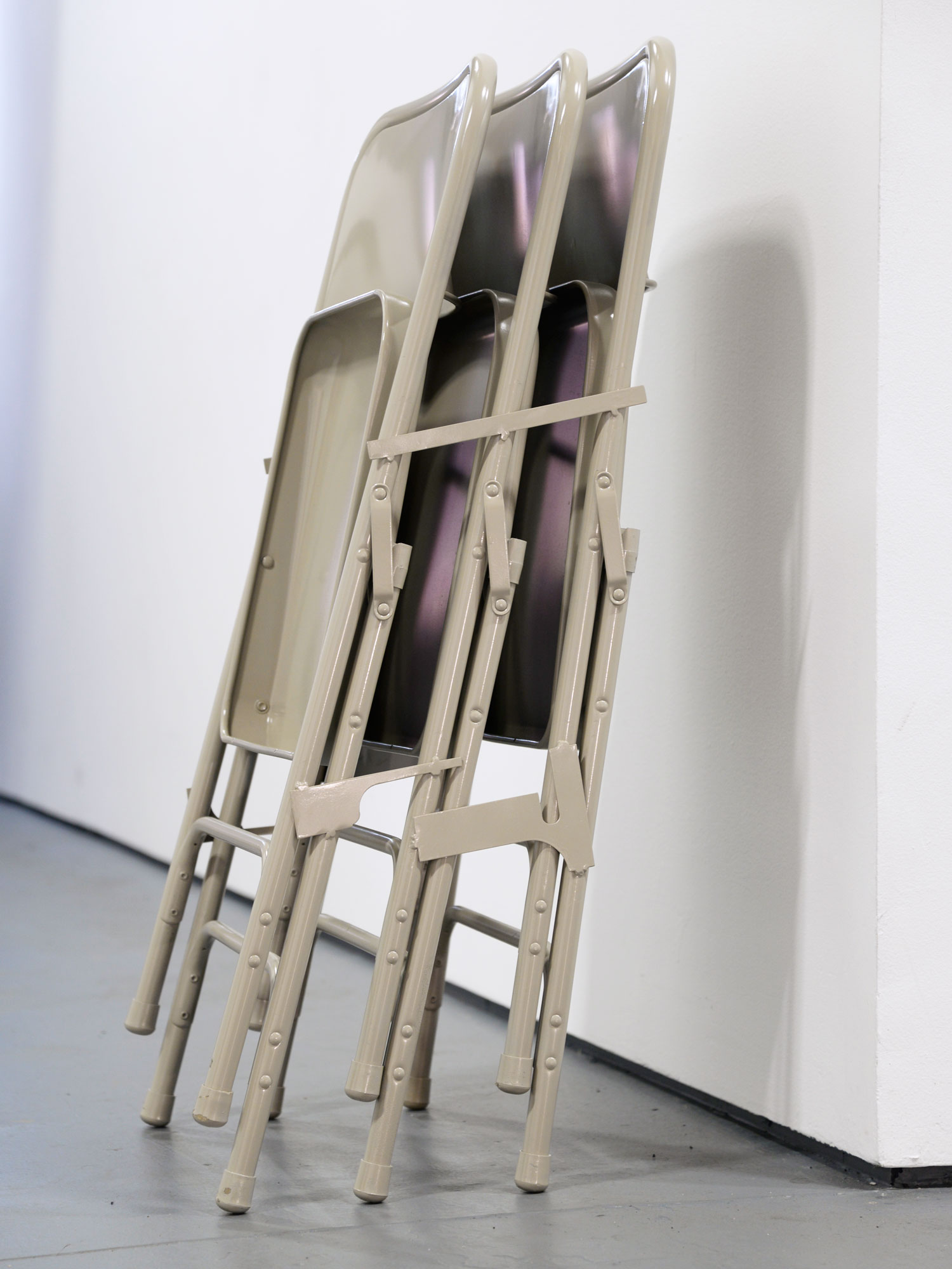 /// (Freestanding Stack of Folding Chairs) #5, 2015Steel, plastic, and enamel paint96 x 50 x 40 cm.