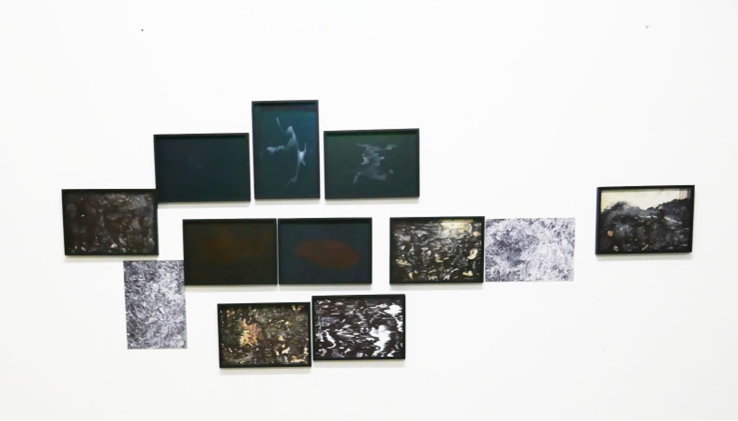 Dominique Castell Dessins en attendant, 2016 Stylo bille noir sur papier noir et blanc, stylo bille noir sur reproduction de la gravure des amoureux du Pavillon de Vendôme, crayon blanc sur papier noir 21 x 30 cm chacun Collection Musée du Pavillon de Vendôme (depuis 2019)