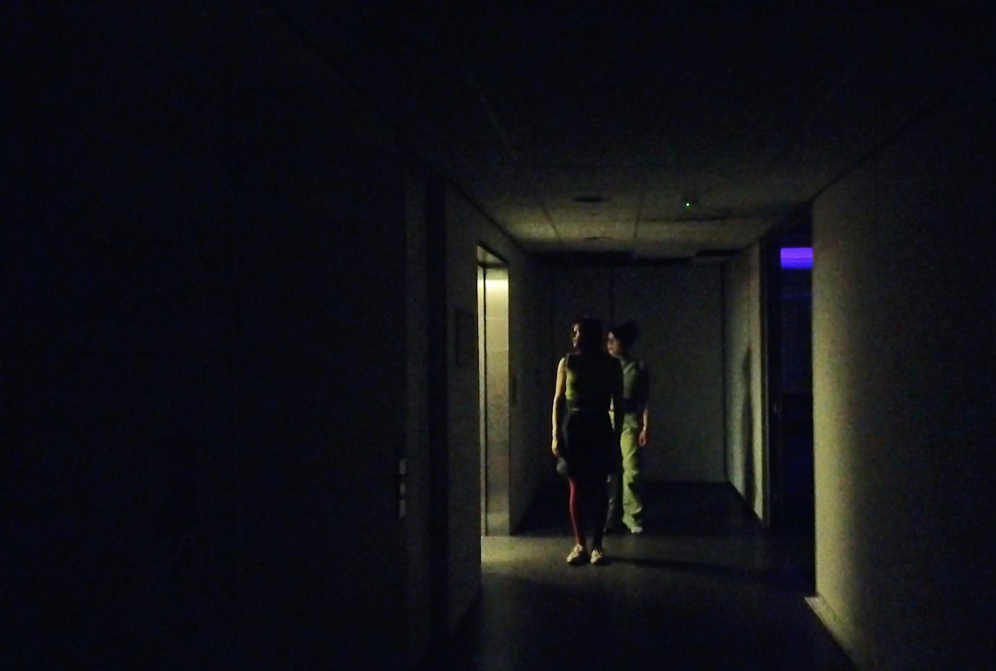 still uit een experimentele one-shot videoclip. -voorjaar 2023