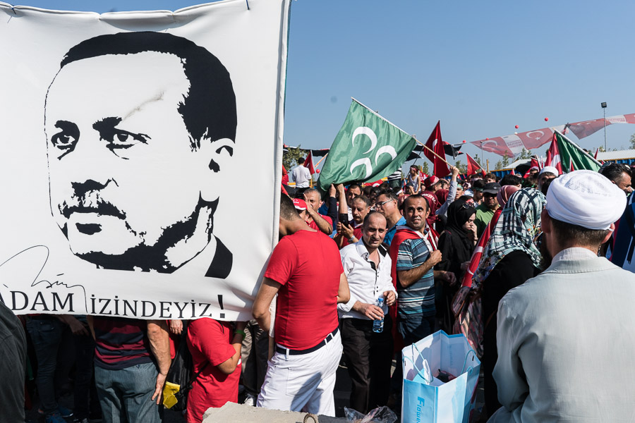 Le drapeau aux trois lunes est celui des groupes ultra-nationalistes.