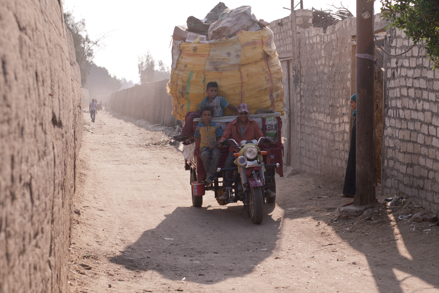 La principale activité du village est le recyclage des déchets, notamment du plastique. Ils sont amenés des villes et villages environnants pour être triés. Les moyens de transport sont principalement le tuk tuk et la charette.