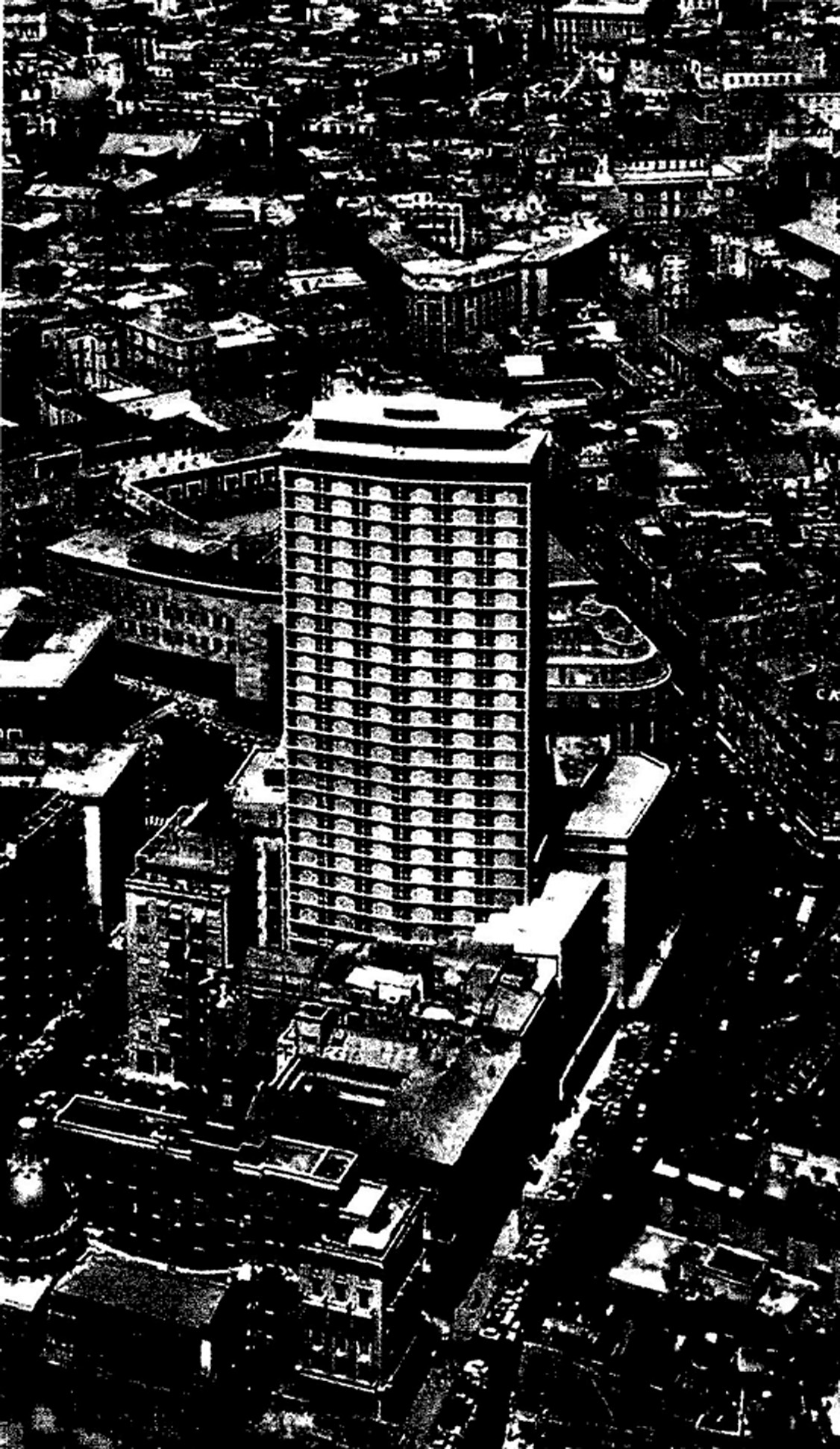 5. Photo of the skyscraper grafted into the urban fabric of the historic district.