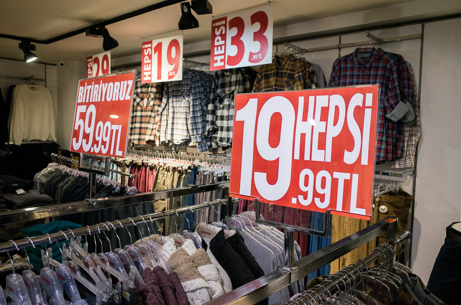 Les vêtements produits dans l'atelier sont vendus dans de grandes enseignes, ou exportés à l'international.