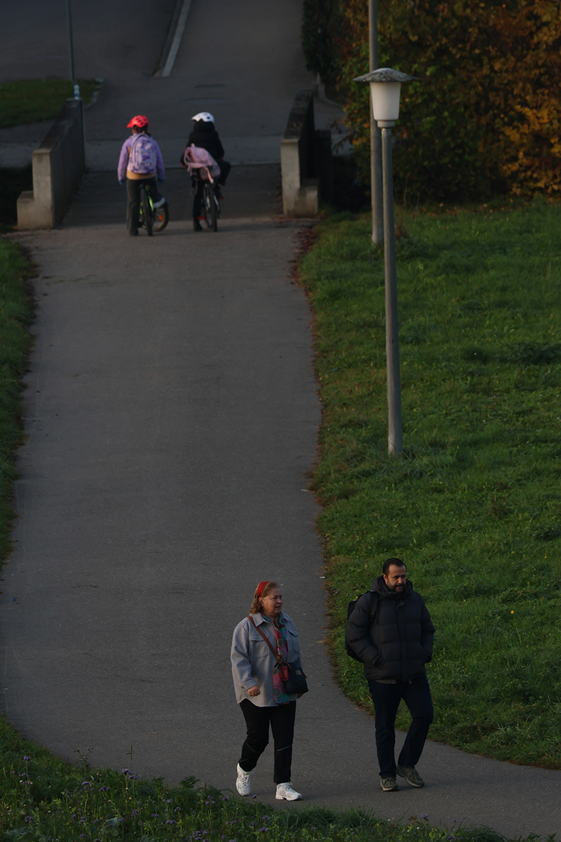 Die Kinder stehen vor der Br&uuml;cke, die die Erwachsenen l&auml;ngst hinter sich haben &ndash; ein Bild vom Weg durchs Leben. 