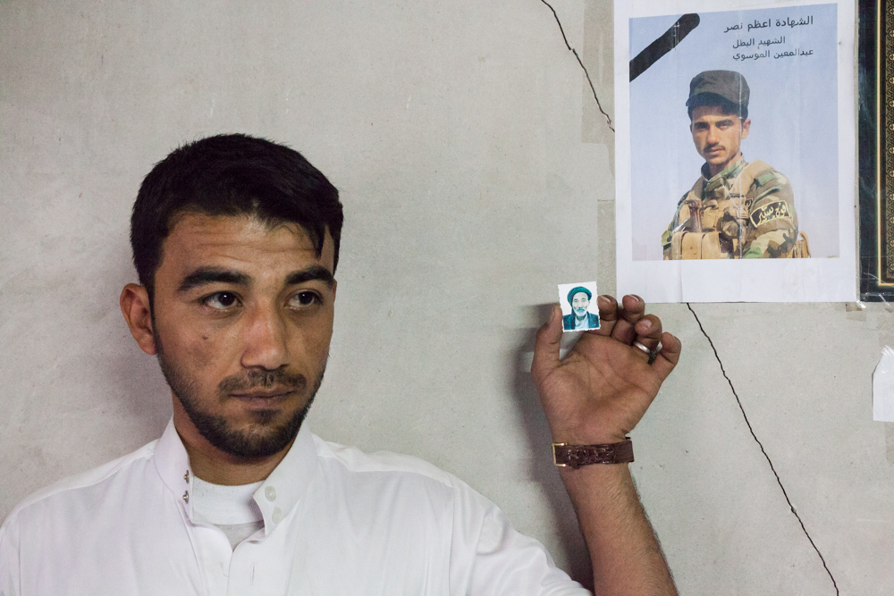 Taza Khurmatu, south of Kirkuk. July 2015. Taza Khurmatu is a village populated by shi'a Turkmen. Mohammed vient du village de Basheer. Son père était un sage, un sayed du village. Quand les jihadistes de daesh ont débarqué, il a résisté avec ses deux fils jusqu'à être débordés. Il a alors envoyé Mohammed et son frère se cacher dans un égoût, avant de mourir. Ils sont resté cachés 3 jours avant d'être secourus. PLus tard, le frère de Mohammed est lui aussi tombé martyr dans une opération de déminage. Mohammed a reçu une balle dans la jambe qui l'empêche de marcher normalement.