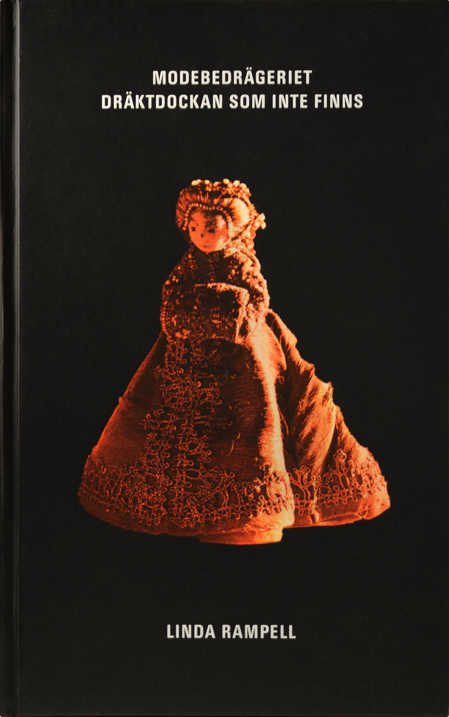 Linda Rampell, Modebedrägeriet. Dräktdockan som inte finns, Gabor Palotai Design/ Gabor Palotai Publisher, Stockholm 2024