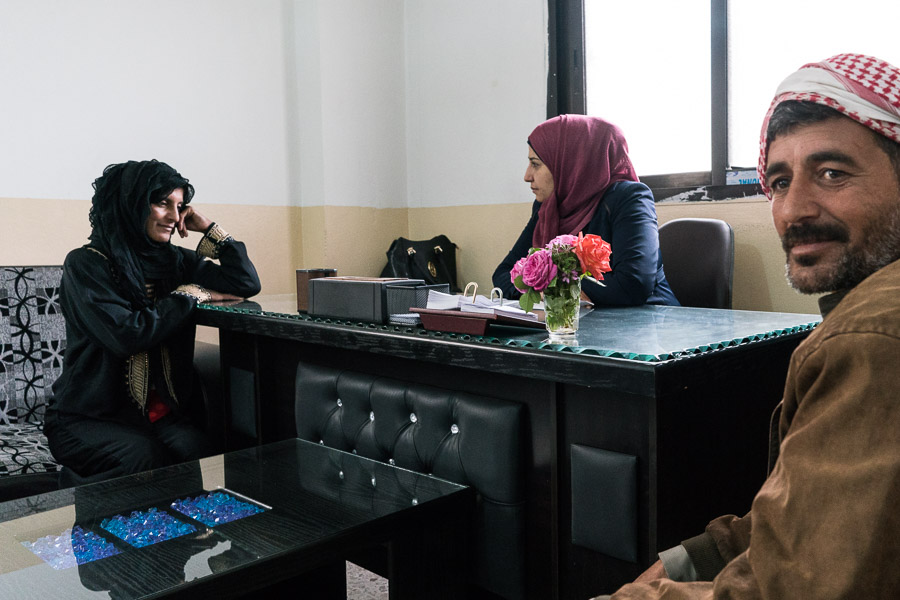 Manbidj, Syrie du Nord, avril 2018. Maison des femmes. Jihan re&ccedil;oit ce couple, dont la femme veut divorcer. La maison des femmes est un espace d'organisation pour les femmes, contre les violences familiales et conjugales et pour faire  respecter leurs droits.